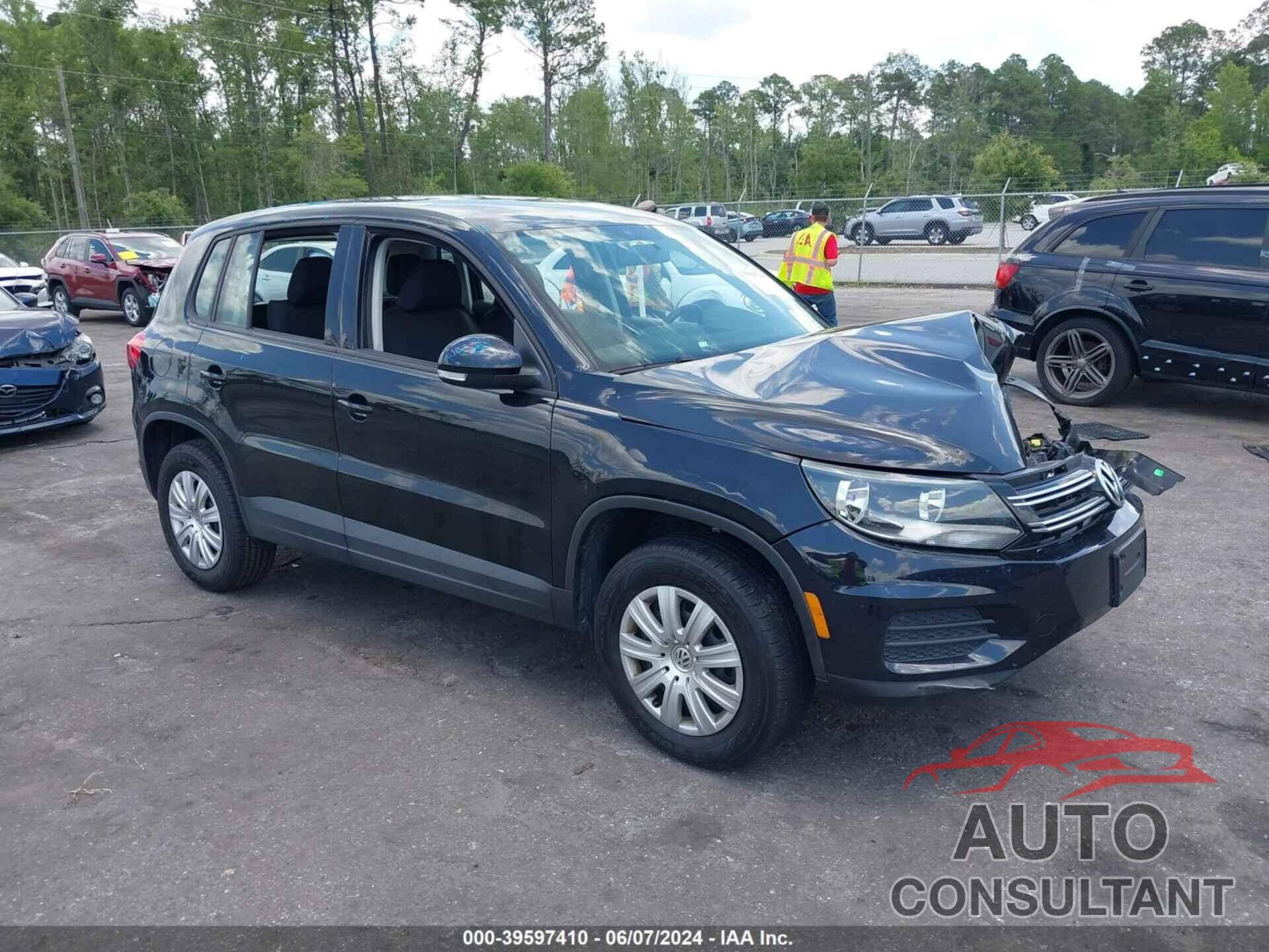 VOLKSWAGEN TIGUAN LIMITED 2018 - WVGAV7AX1JK000438