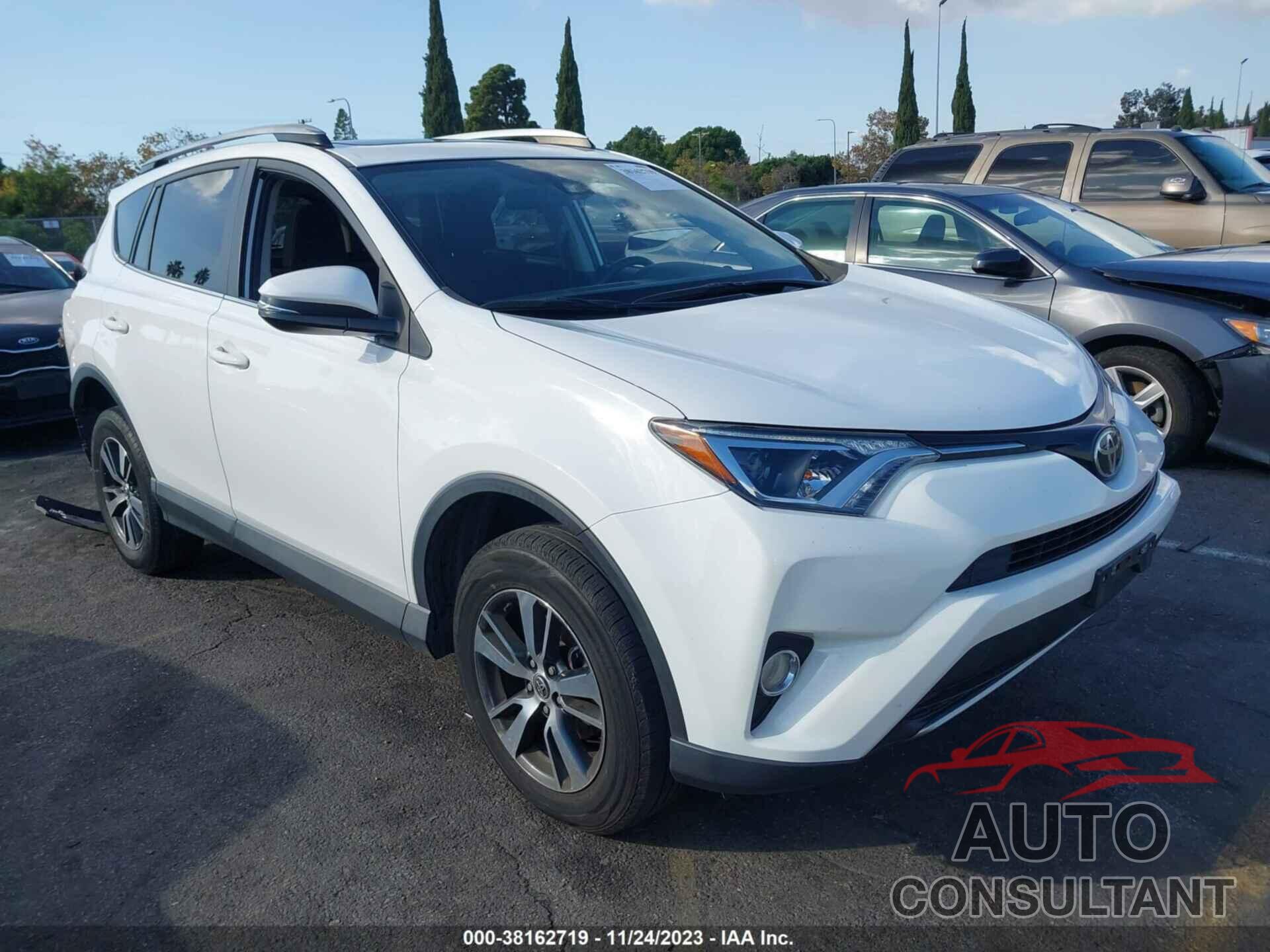 TOYOTA RAV4 2017 - JTMWFREV2HD095585