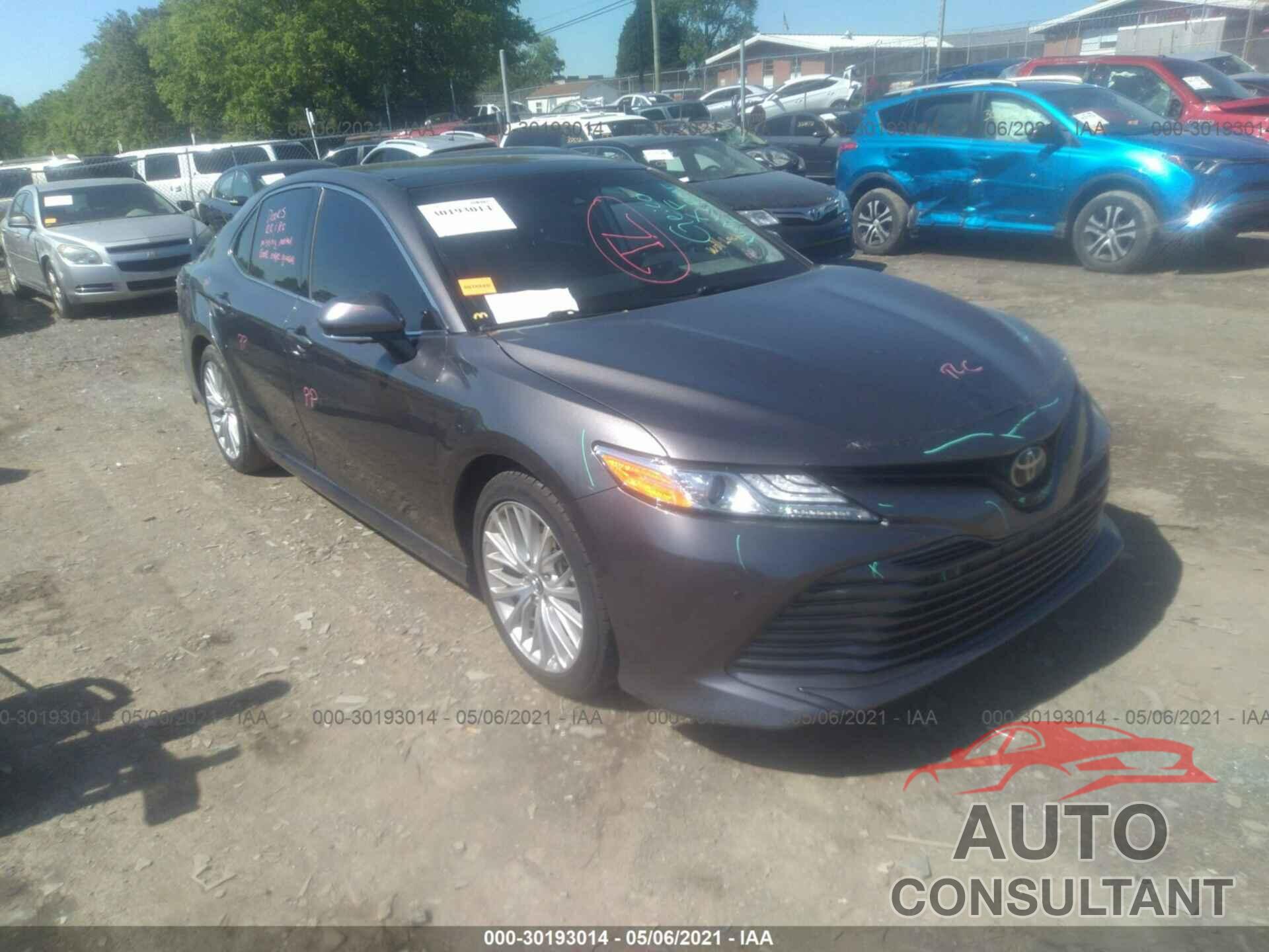 TOYOTA CAMRY 2018 - 4T1B11HK3JU052844