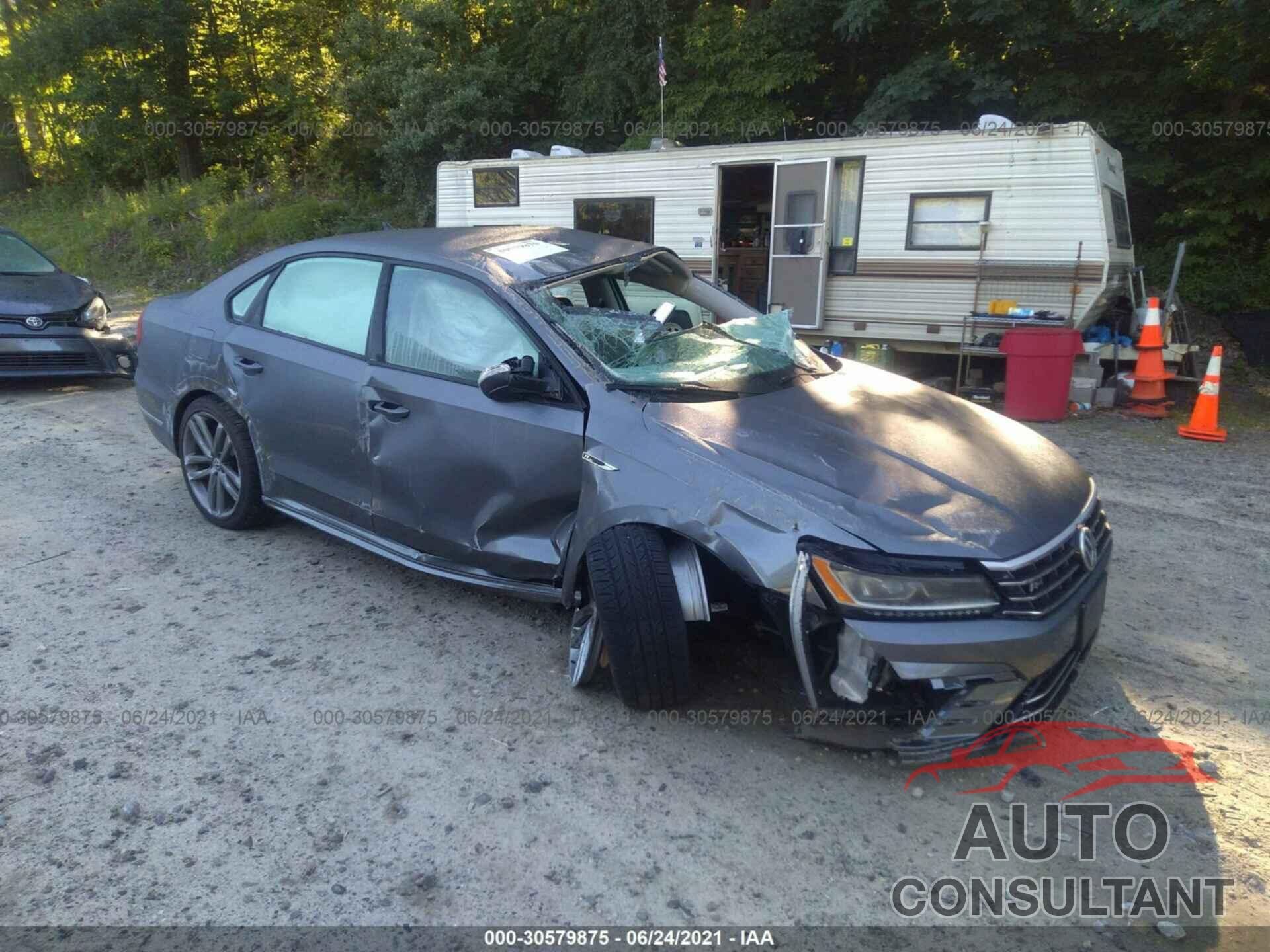 VOLKSWAGEN PASSAT 2018 - 1VWAA7A39JC011000