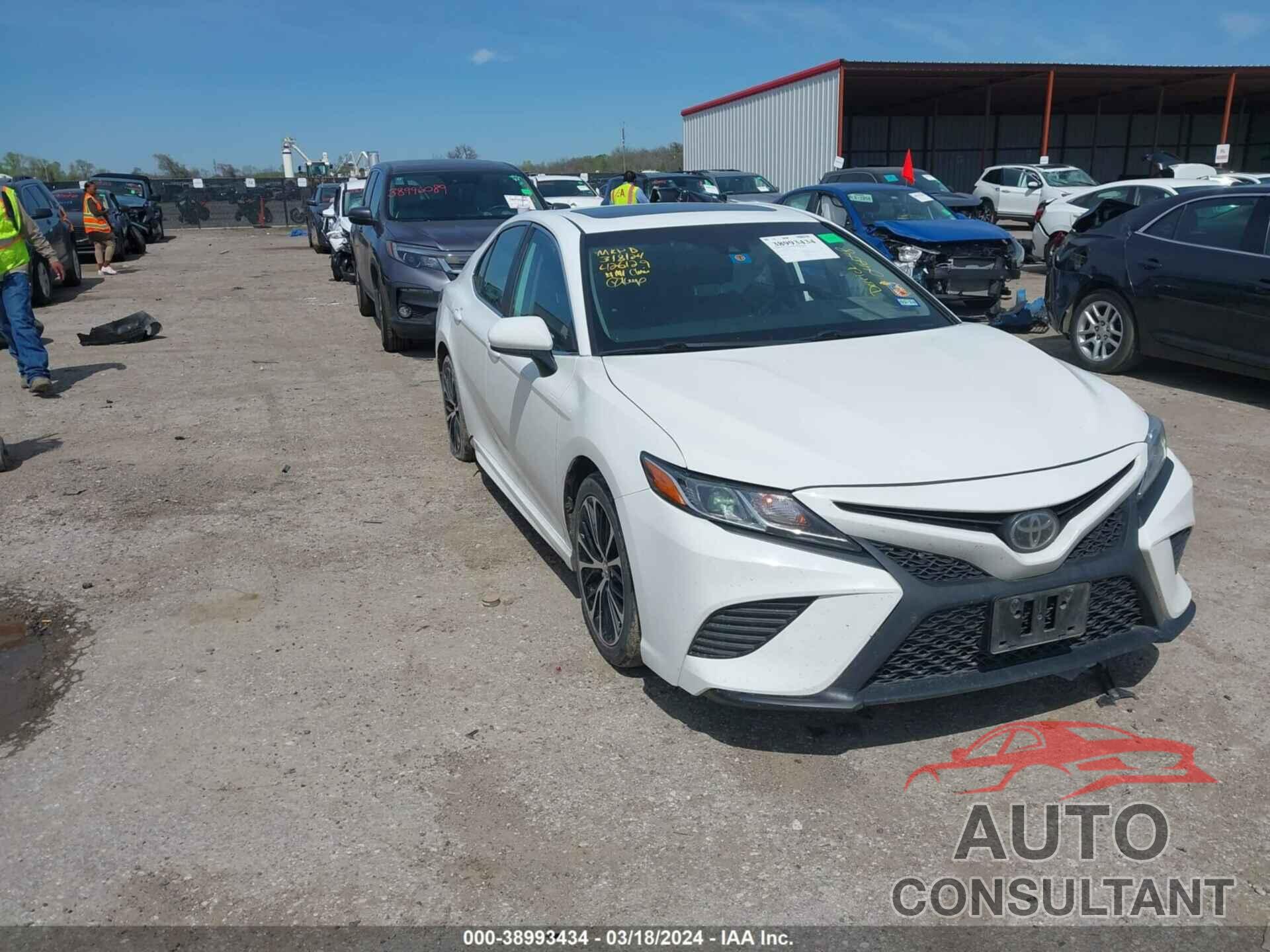 TOYOTA CAMRY 2018 - 4T1B11HK4JU046048