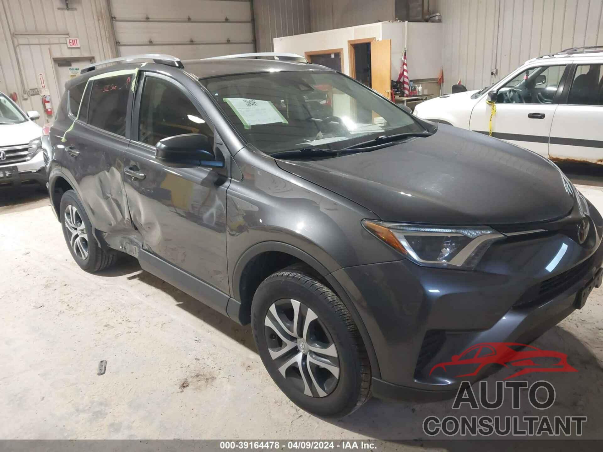 TOYOTA RAV4 2017 - JTMBFREV8HJ174016