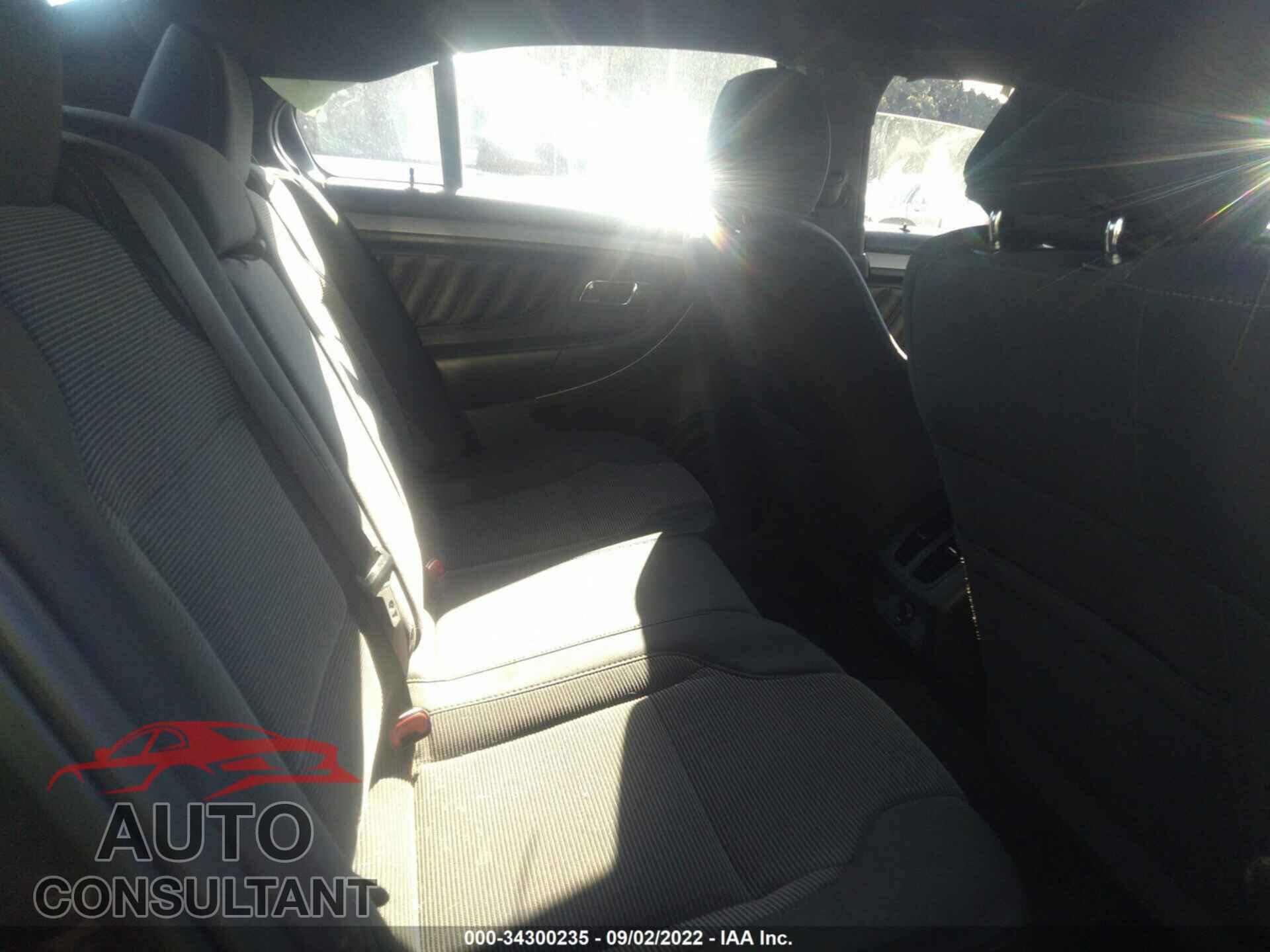 FORD TAURUS 2018 - 1FAHP2E83JG132127