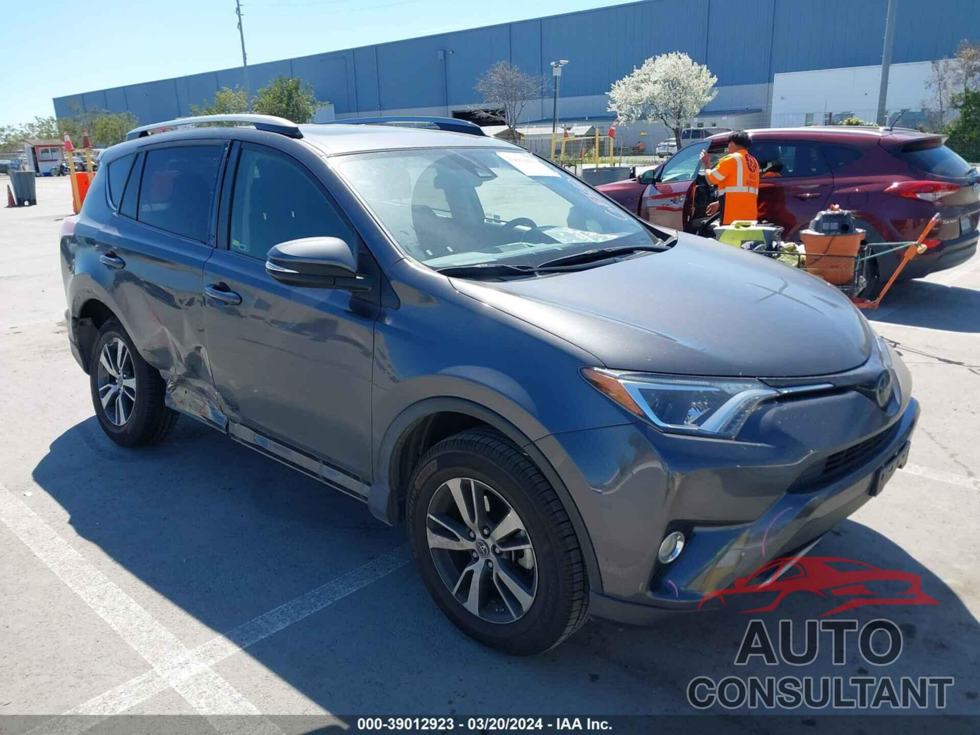 TOYOTA RAV4 2017 - JTMRFREV3HJ706111