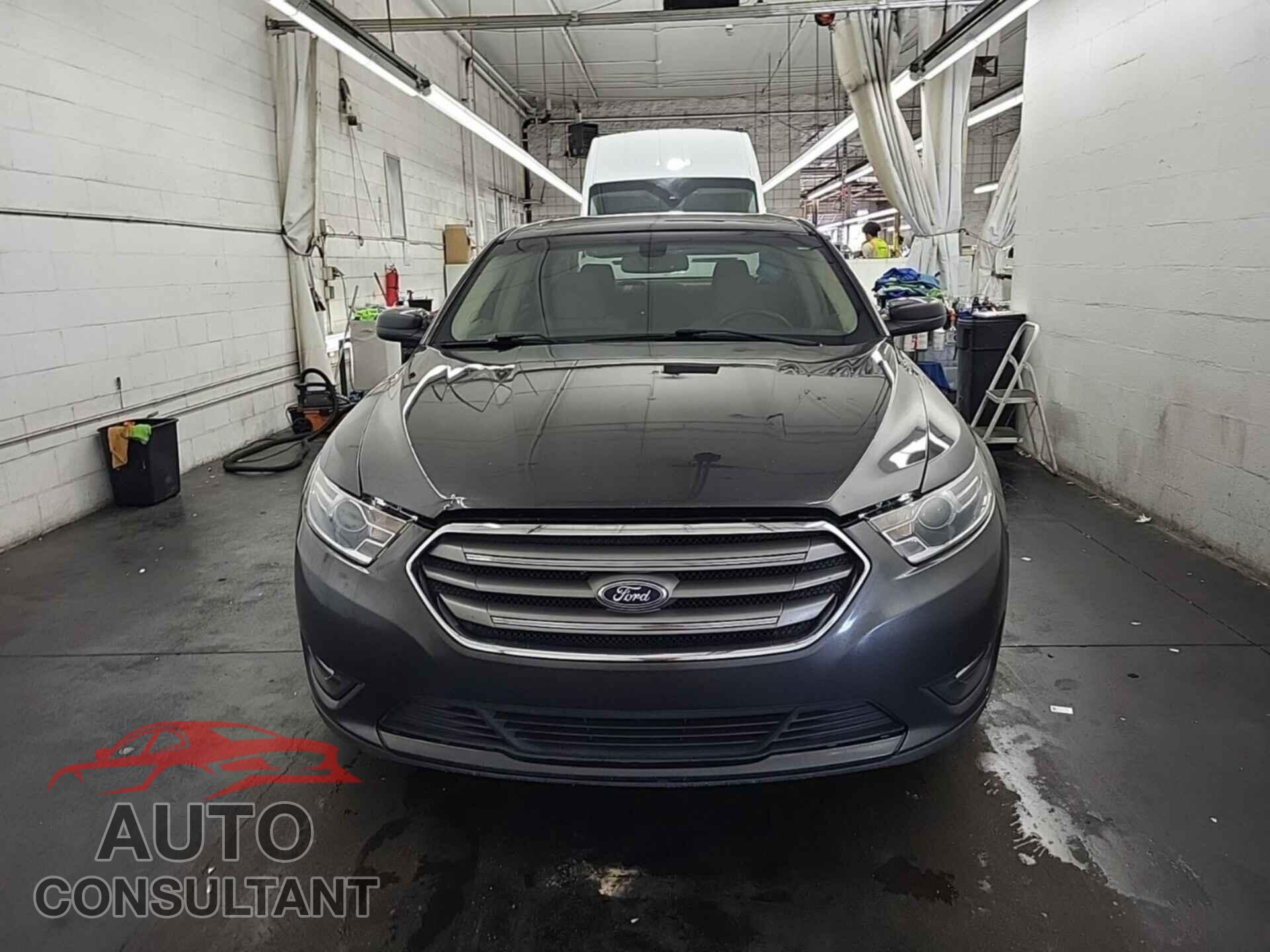 FORD TAURUS 2018 - 1FAHP2E86JG132221