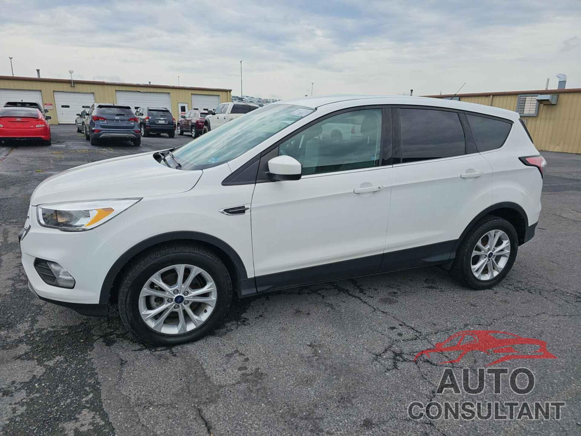 FORD ESCAPE 2017 - 1FMCU0GD8HUE17831