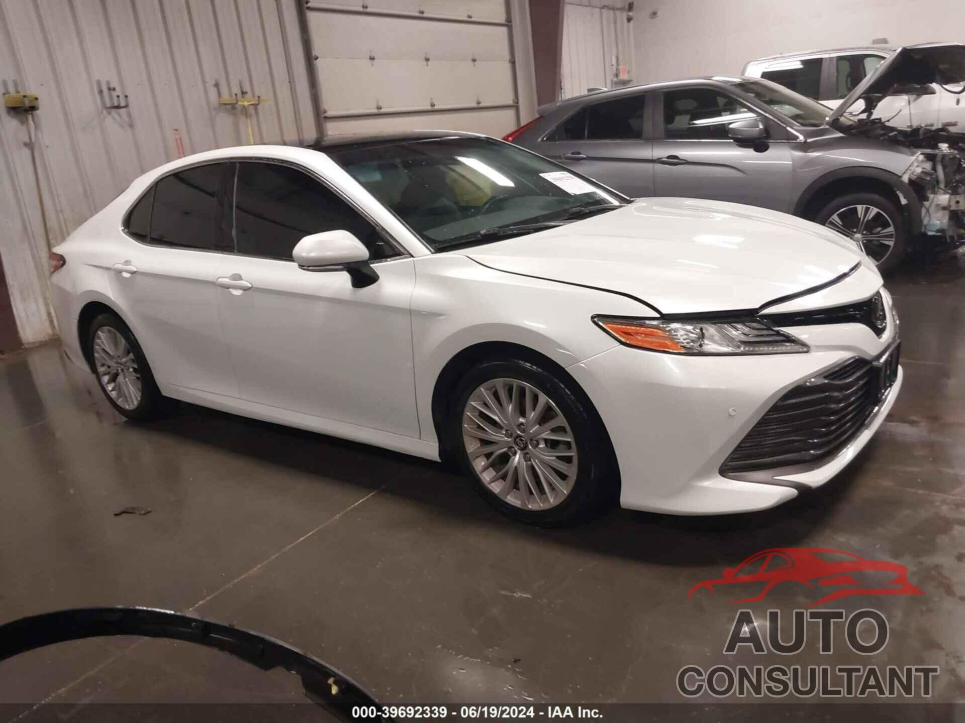 TOYOTA CAMRY 2018 - 4T1B11HK6JU040204