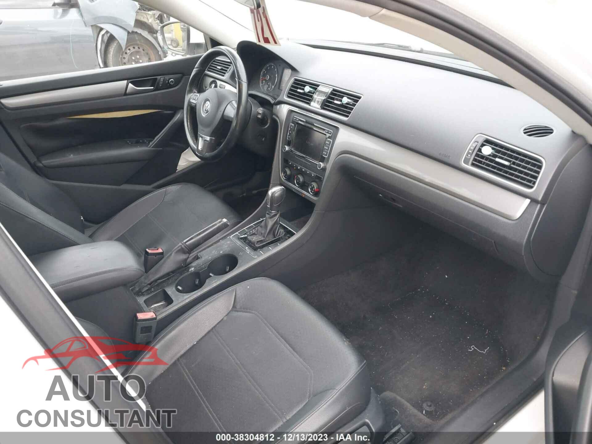 VOLKSWAGEN PASSAT 2015 - 1VWAT7A36FC092247