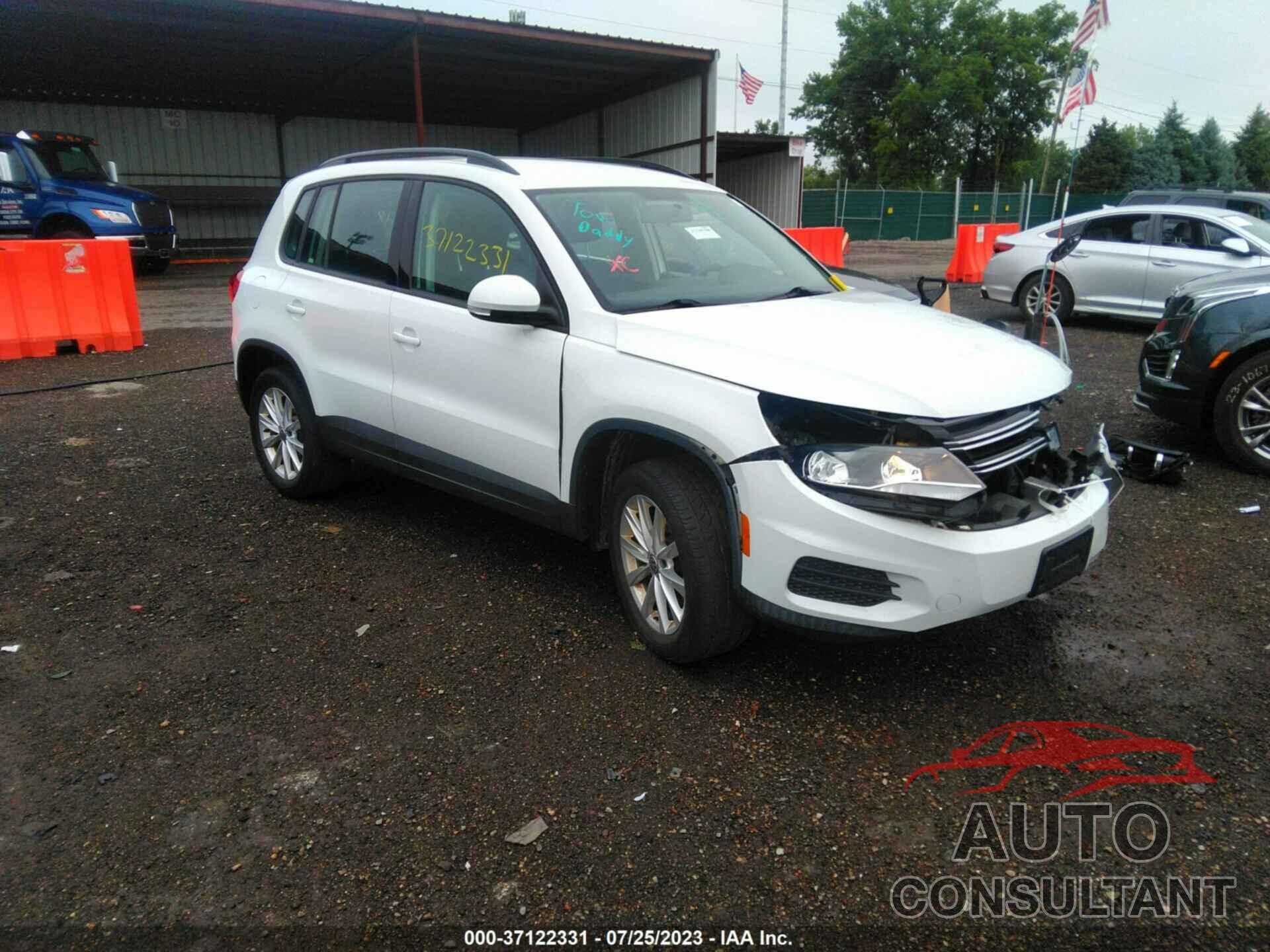 VOLKSWAGEN TIGUAN 2017 - WVGBV7AX0HK052187