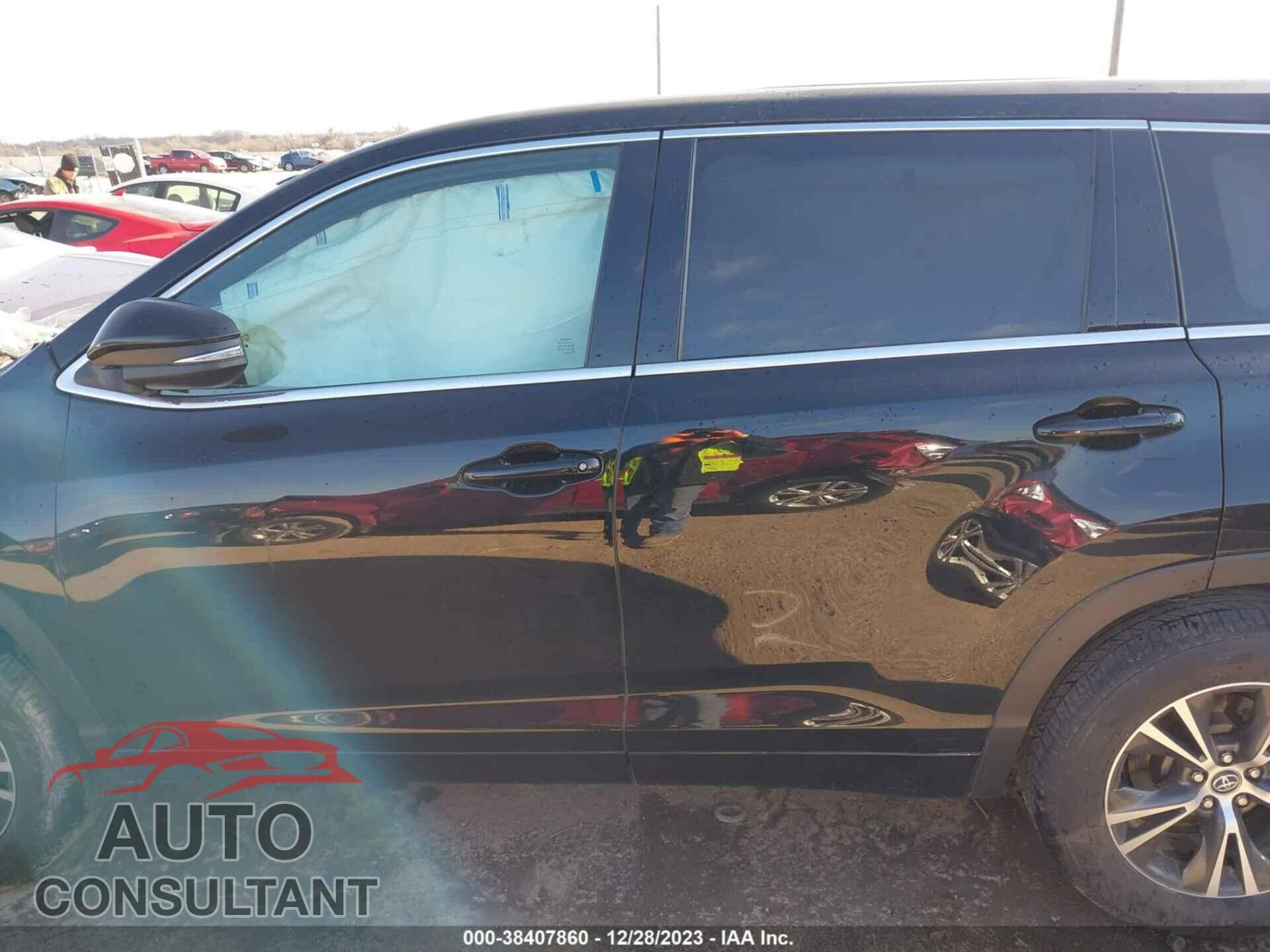 TOYOTA HIGHLANDER 2018 - 5TDZZRFH9JS245277