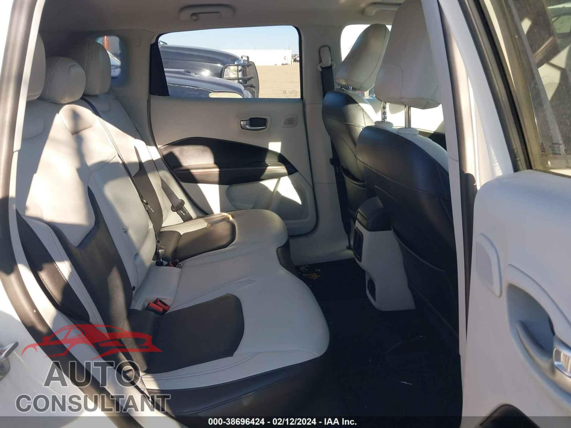 JEEP COMPASS 2018 - 3C4NJCCB3JT241217