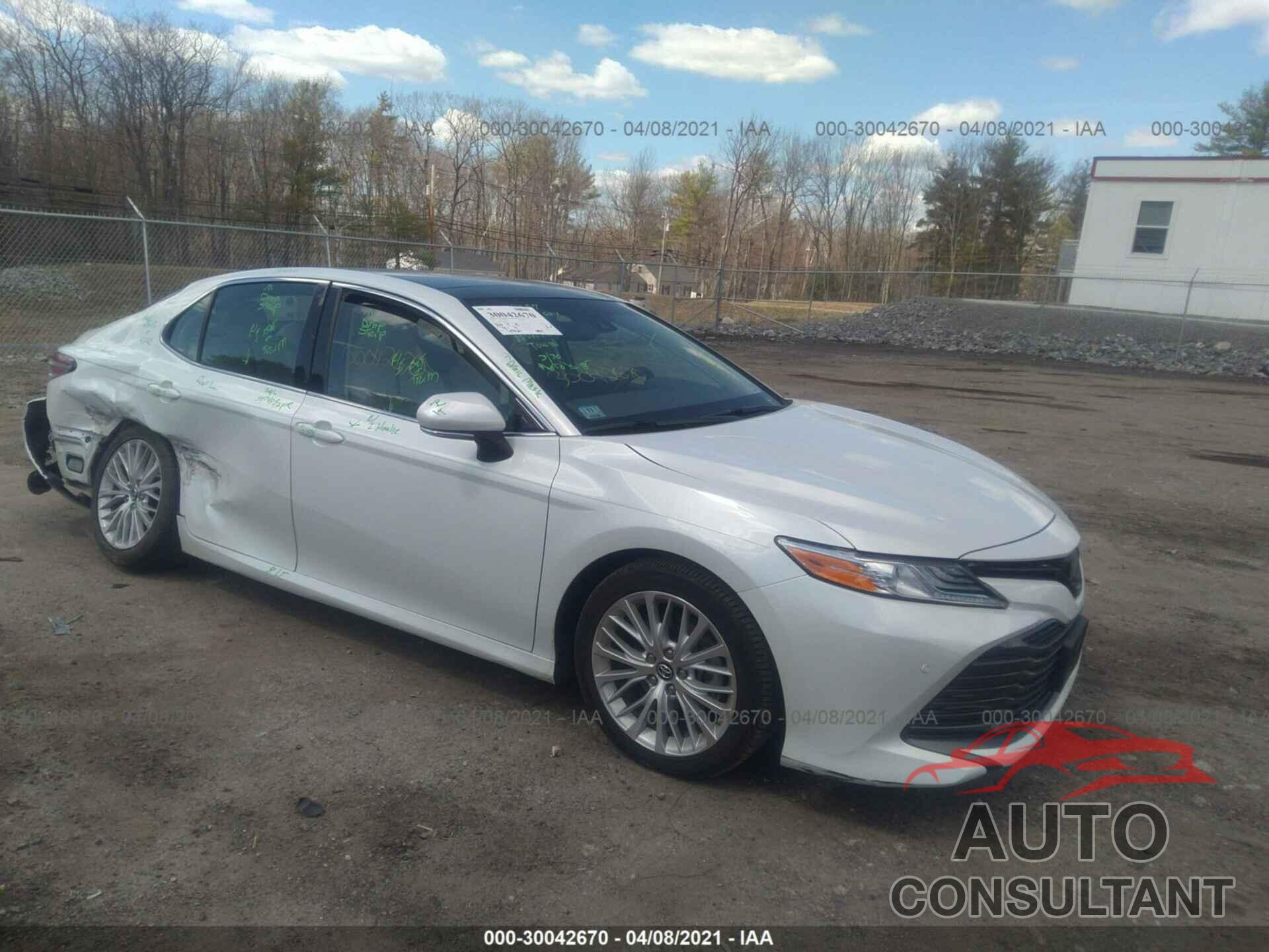 TOYOTA CAMRY 2018 - 4T1B11HK4JU080927