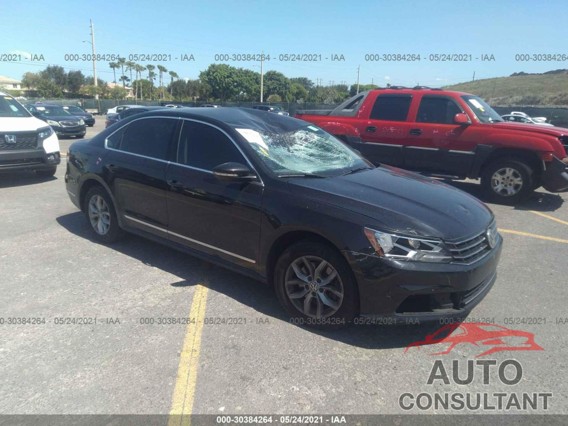VOLKSWAGEN PASSAT 2017 - 1VWAT7A32HC064822