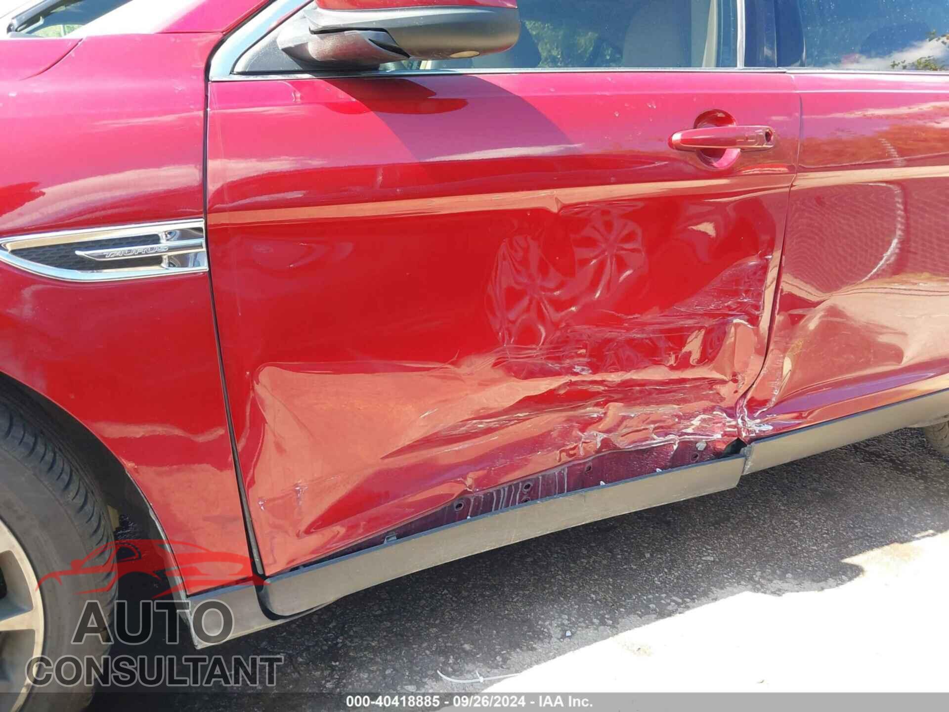 FORD TAURUS 2018 - 1FAHP2E85JG114079