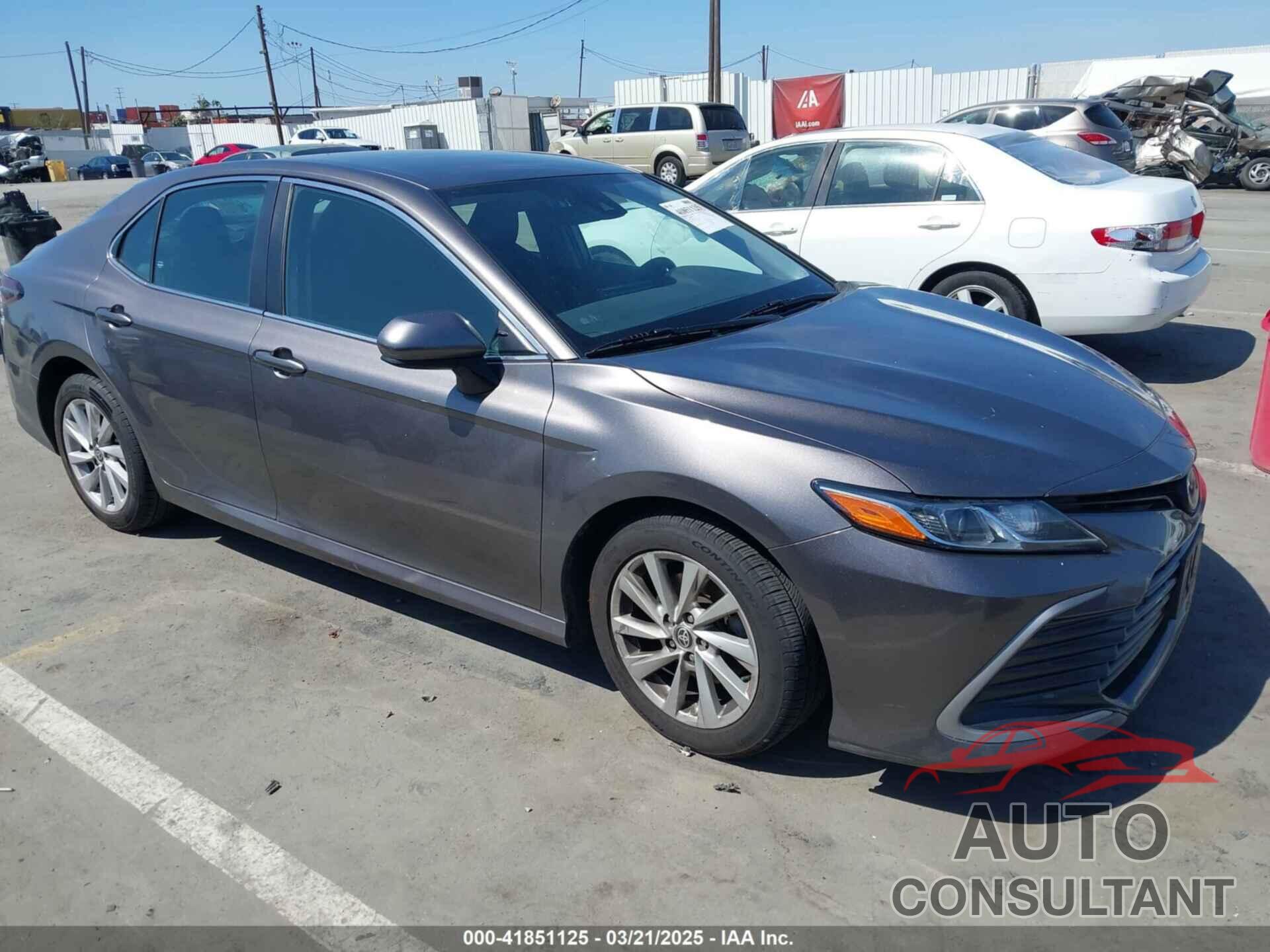 TOYOTA CAMRY 2022 - 4T1C11AK4NU696597