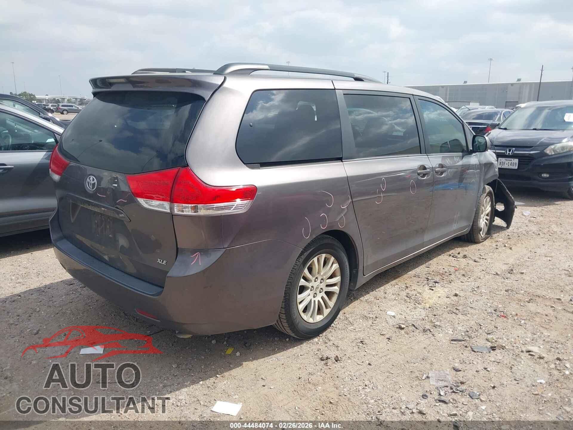 TOYOTA SIENNA 2011 - 5TDYK3DC9BS024817