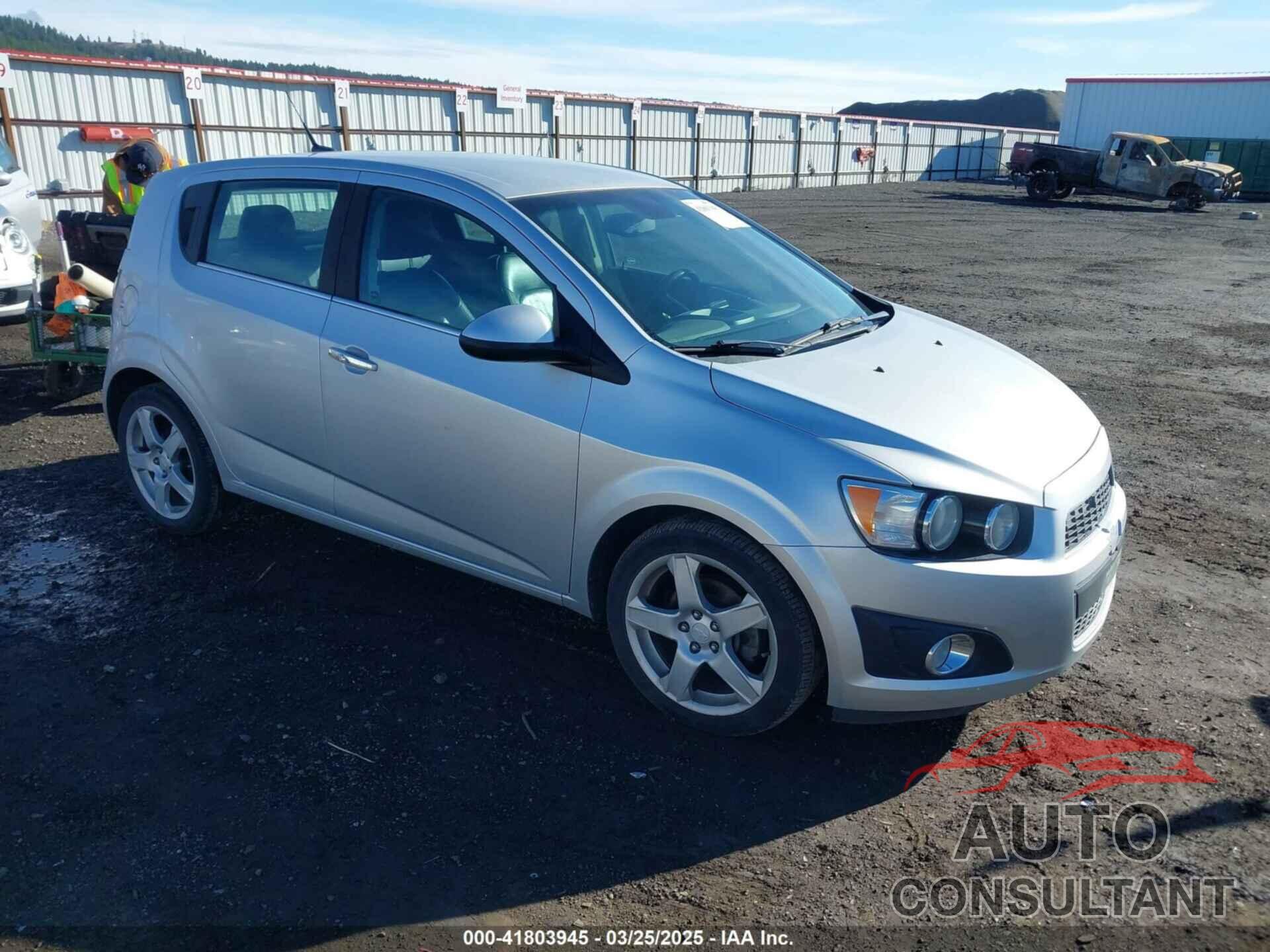 CHEVROLET SONIC 2013 - 1G1JE6SB2D4104651