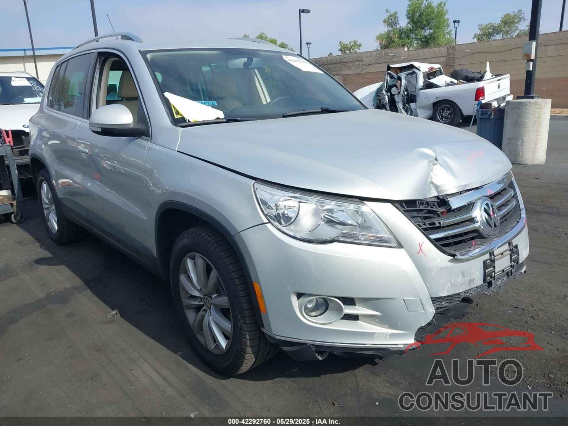 VOLKSWAGEN TIGUAN 2011 - WVGBV7AX2BW500817