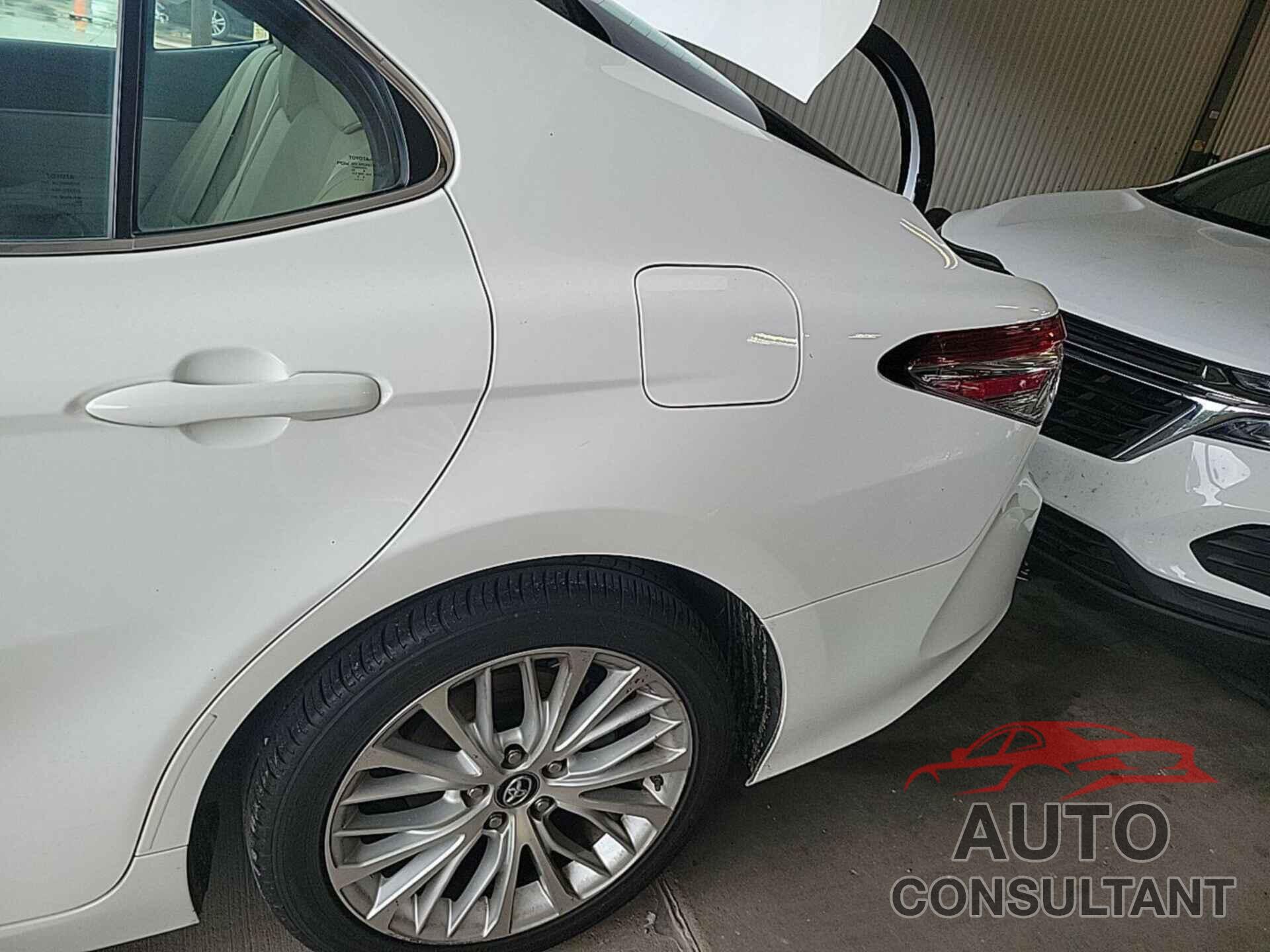 TOYOTA CAMRY 2018 - 4T1B11HK5JU139631