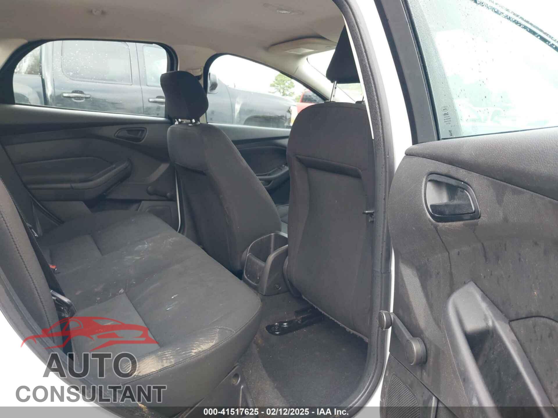 FORD FOCUS 2015 - 1FADP3E26FL376255