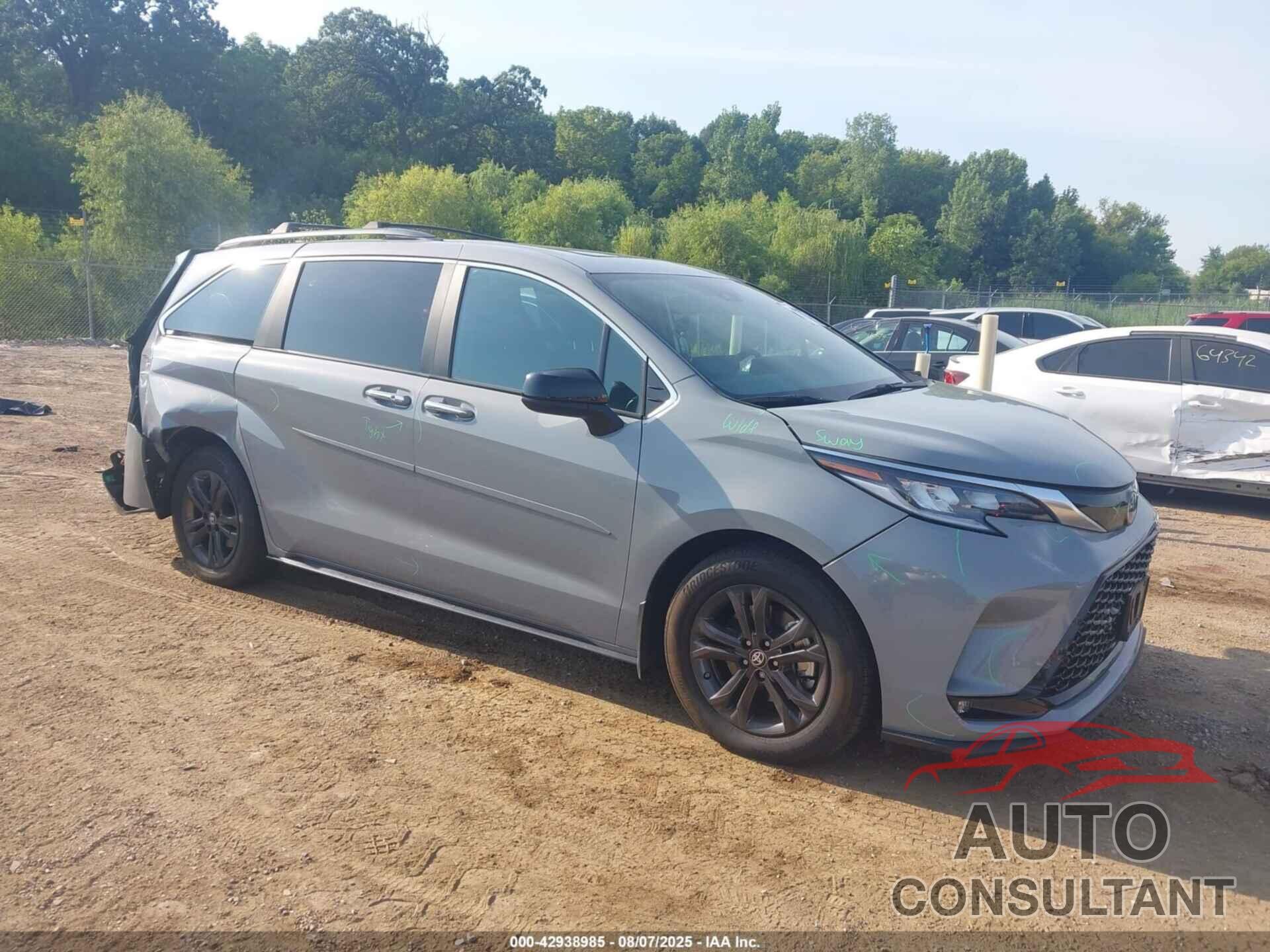 TOYOTA SIENNA 2024 - 5TDXSKFC1RS141577