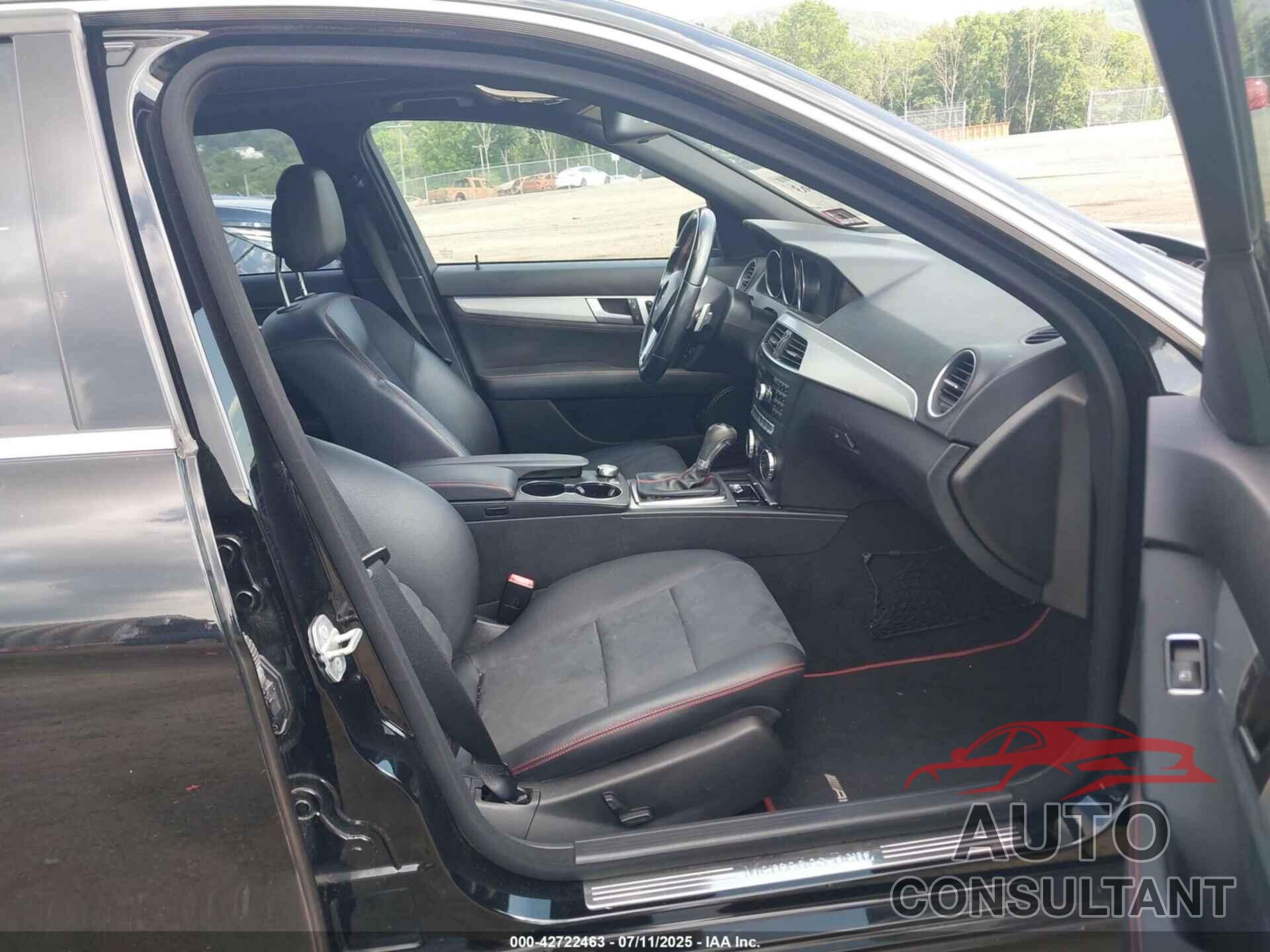 MERCEDES-BENZ C 300 2013 - WDDGF8AB3DR284534