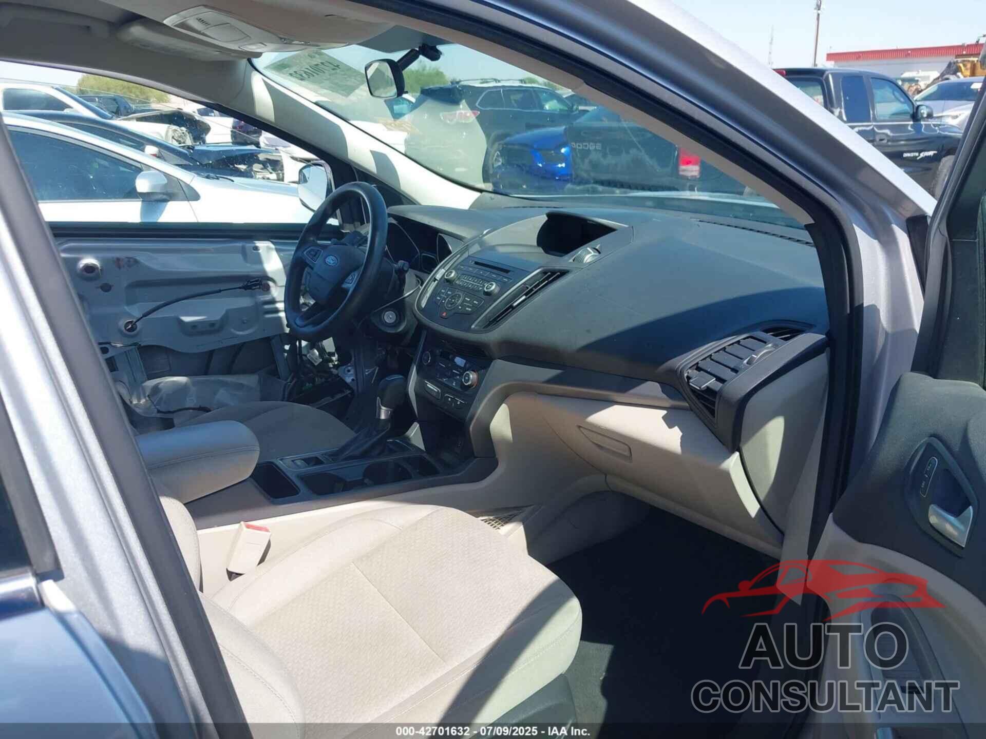 FORD ESCAPE 2017 - 1FMCU0GD2HUA54569