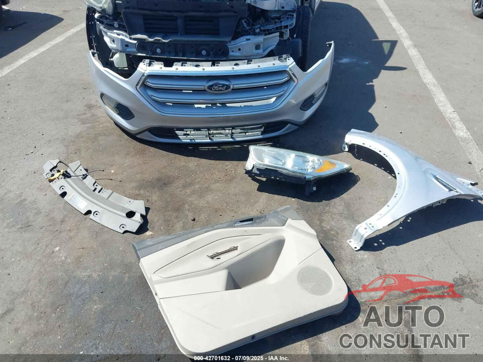 FORD ESCAPE 2017 - 1FMCU0GD2HUA54569