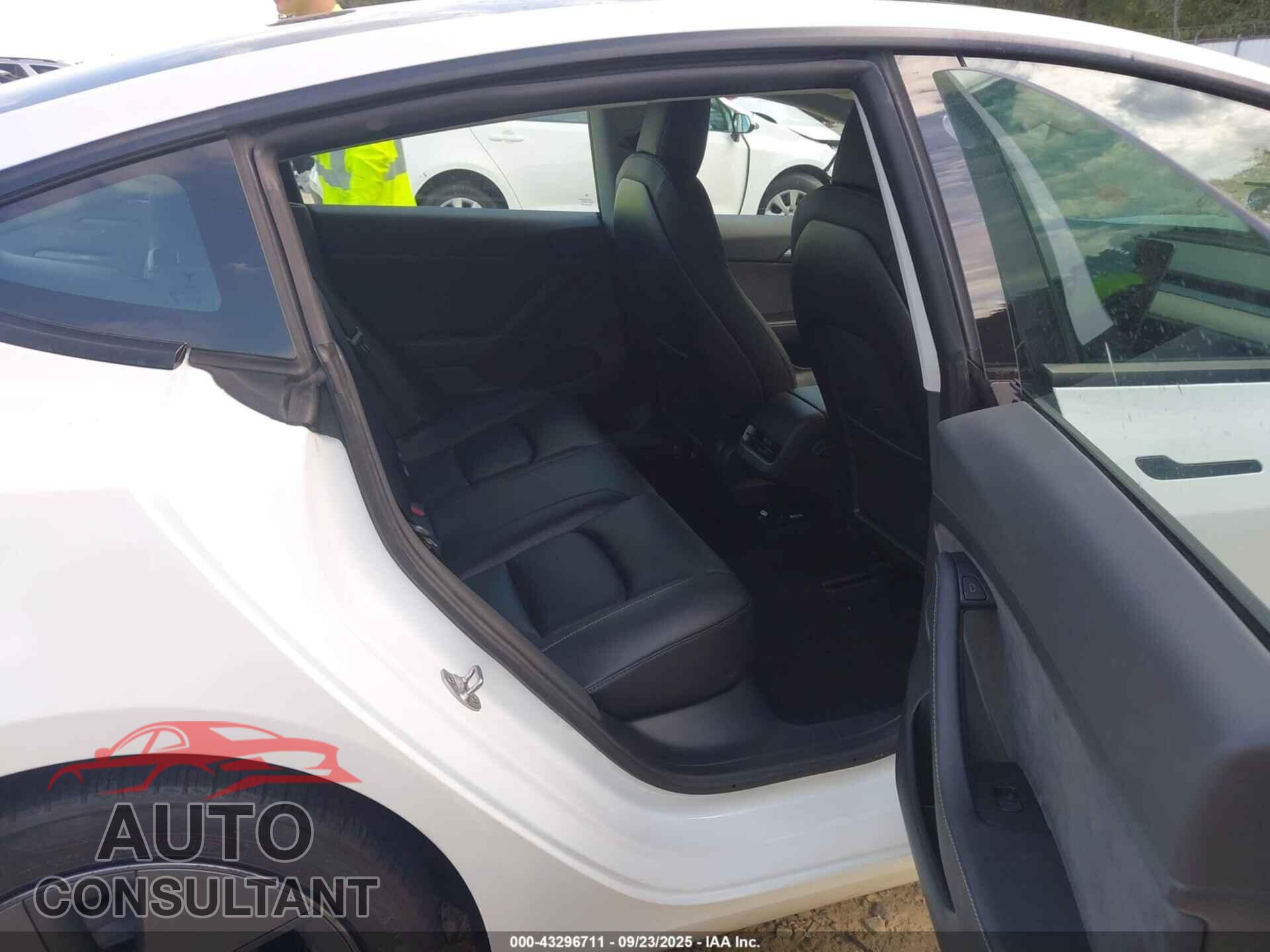 TESLA MODEL 3 2021 - 5YJ3E1EA4MF084403