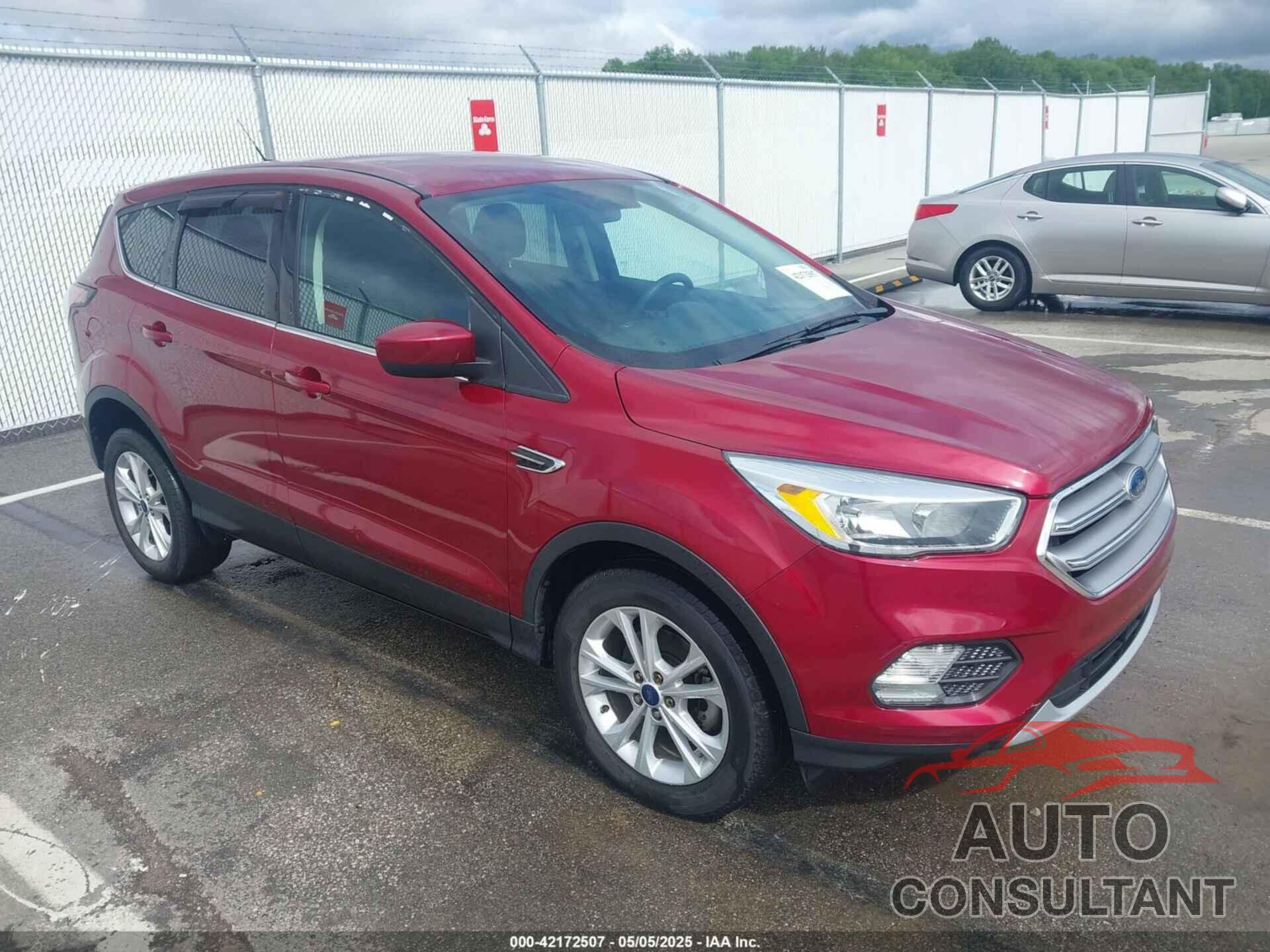 FORD ESCAPE 2017 - 1FMCU0GD5HUA37443