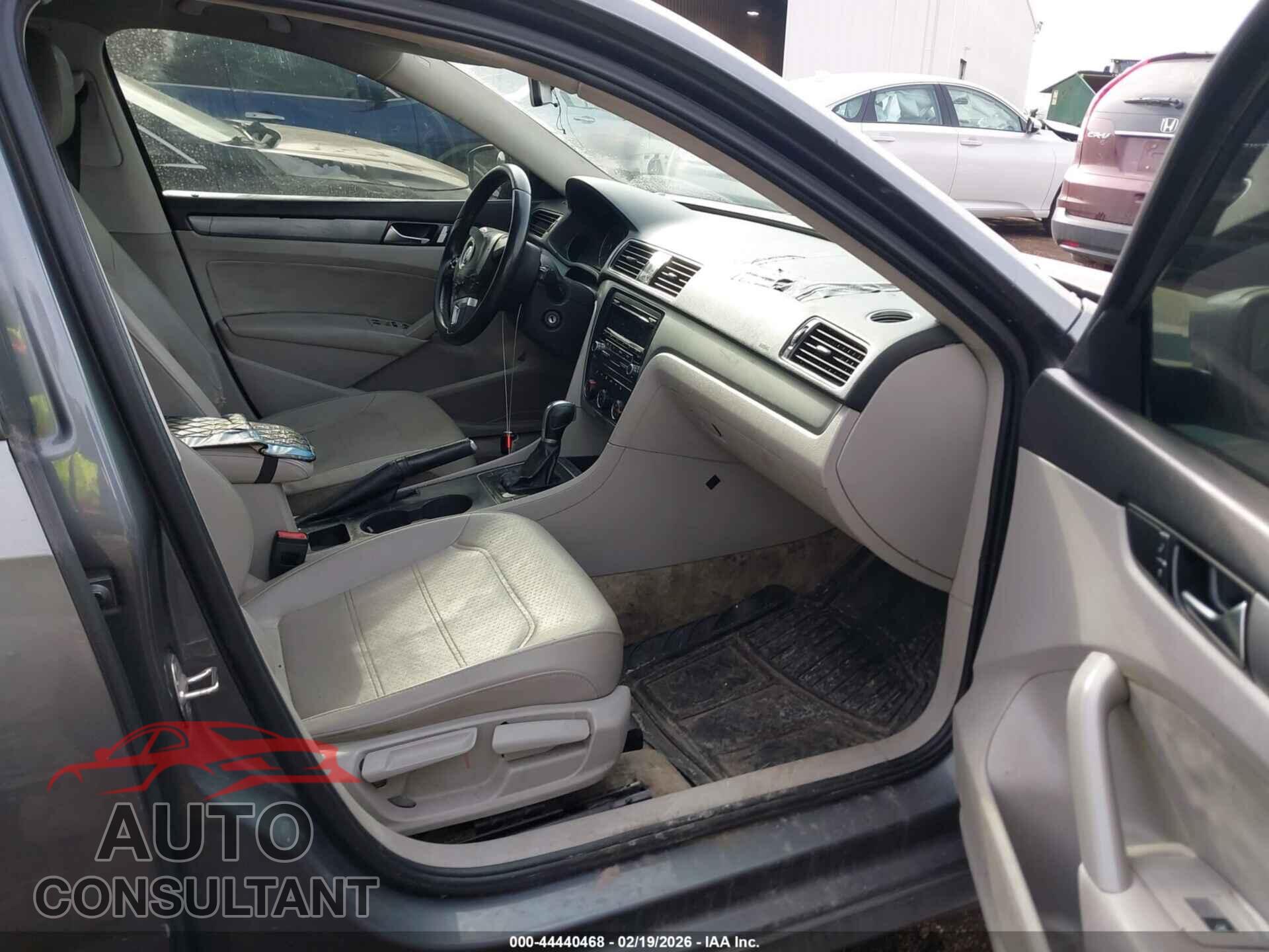 VOLKSWAGEN PASSAT 2015 - 1VWAT7A35FC015644