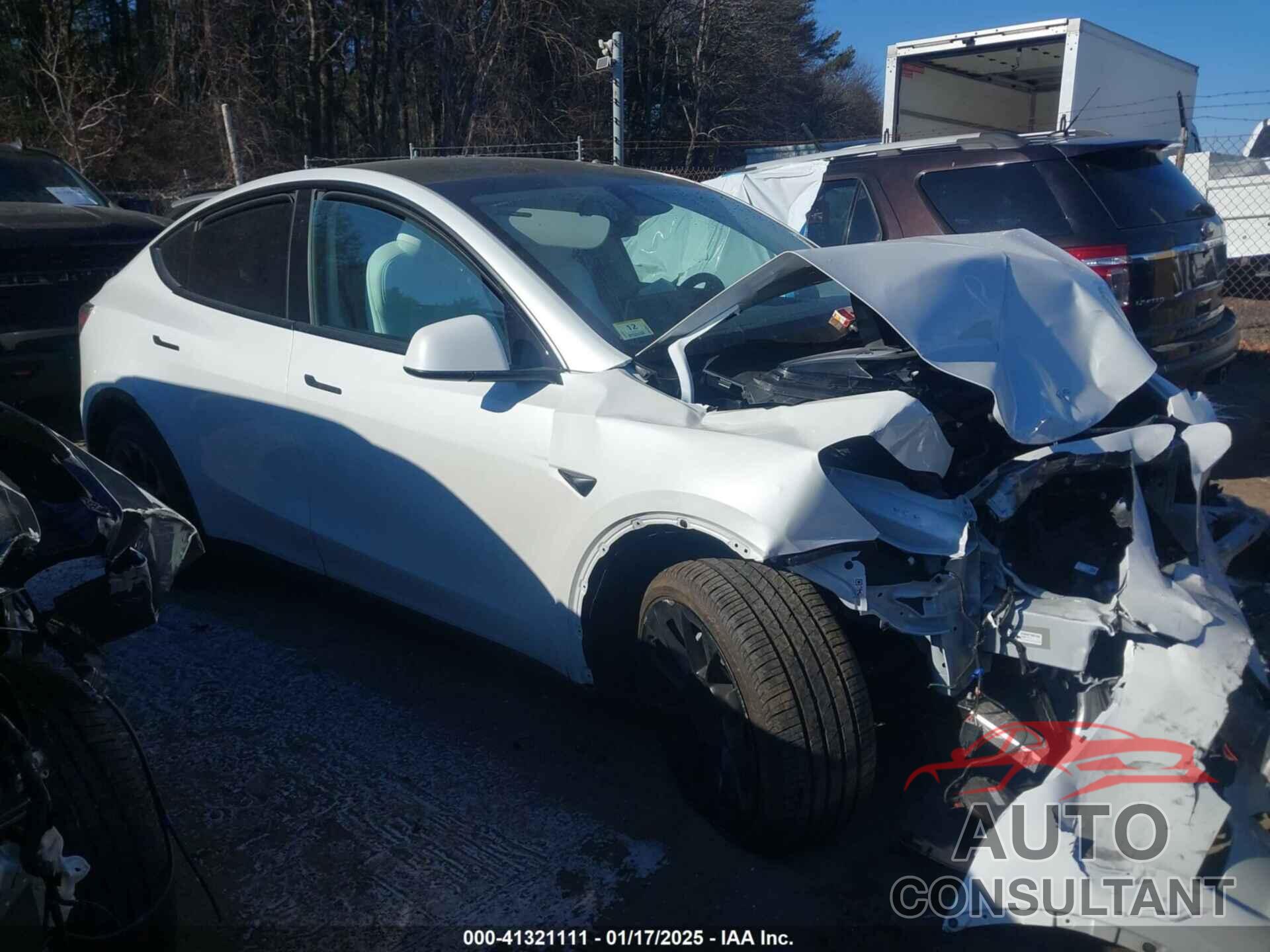 TESLA MODEL Y 2025 - 7SAYGDEE8SA348210
