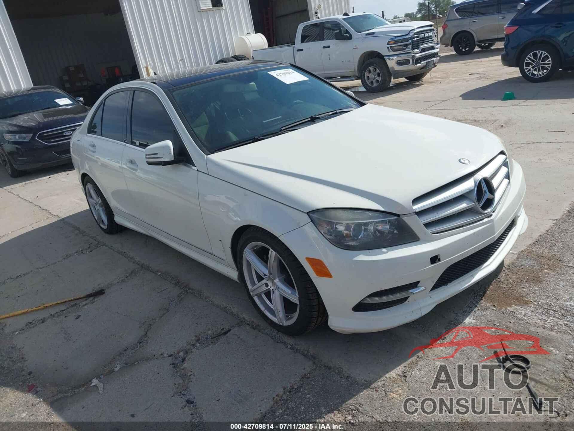 MERCEDES-BENZ C 300 2011 - WDDGF8BB8BR157869