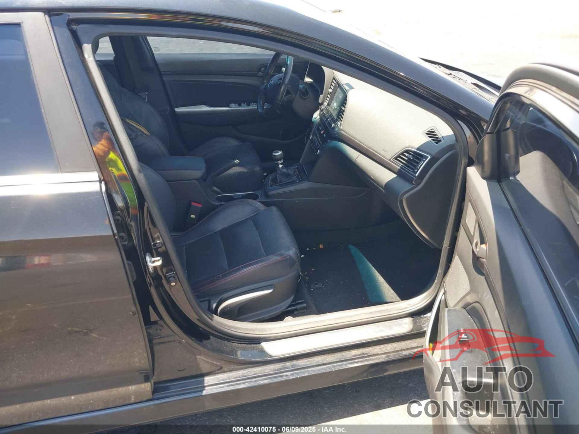 HYUNDAI ELANTRA 2017 - KMHD04LB7HU348982