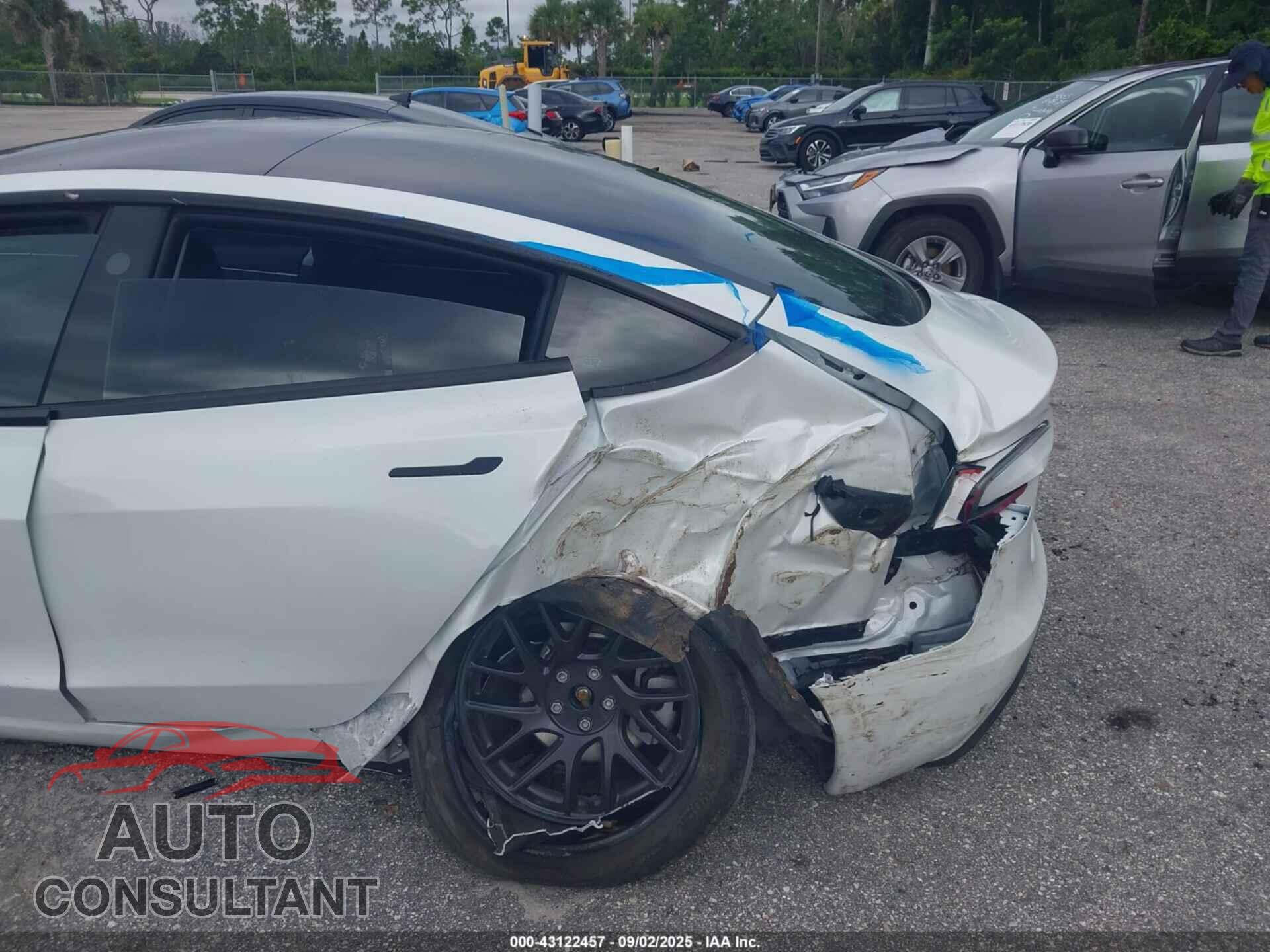 TESLA MODEL 3 2024 - 5YJ3E1EA4RF747363