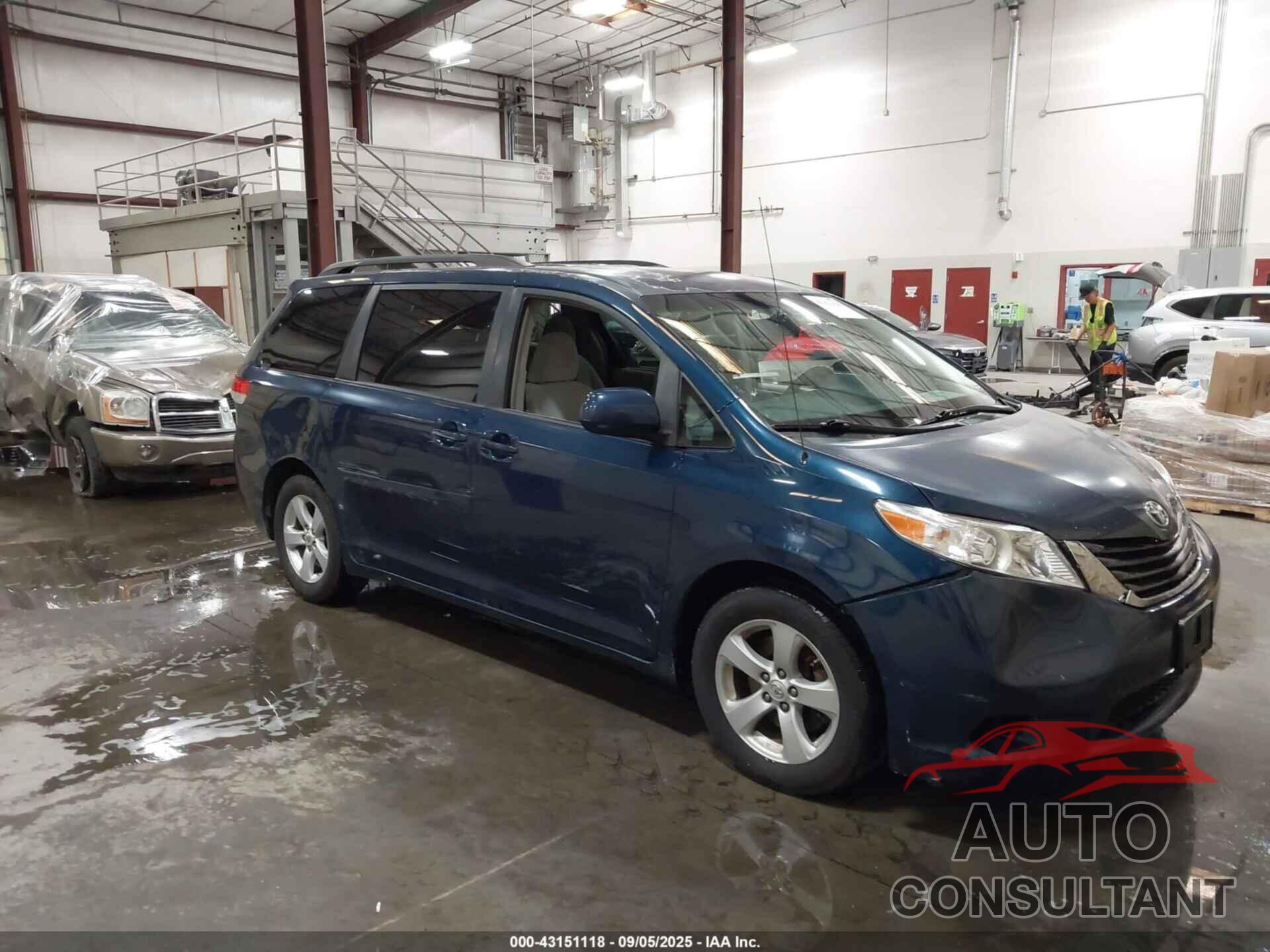 TOYOTA SIENNA 2011 - 5TDKK3DC5BS019684