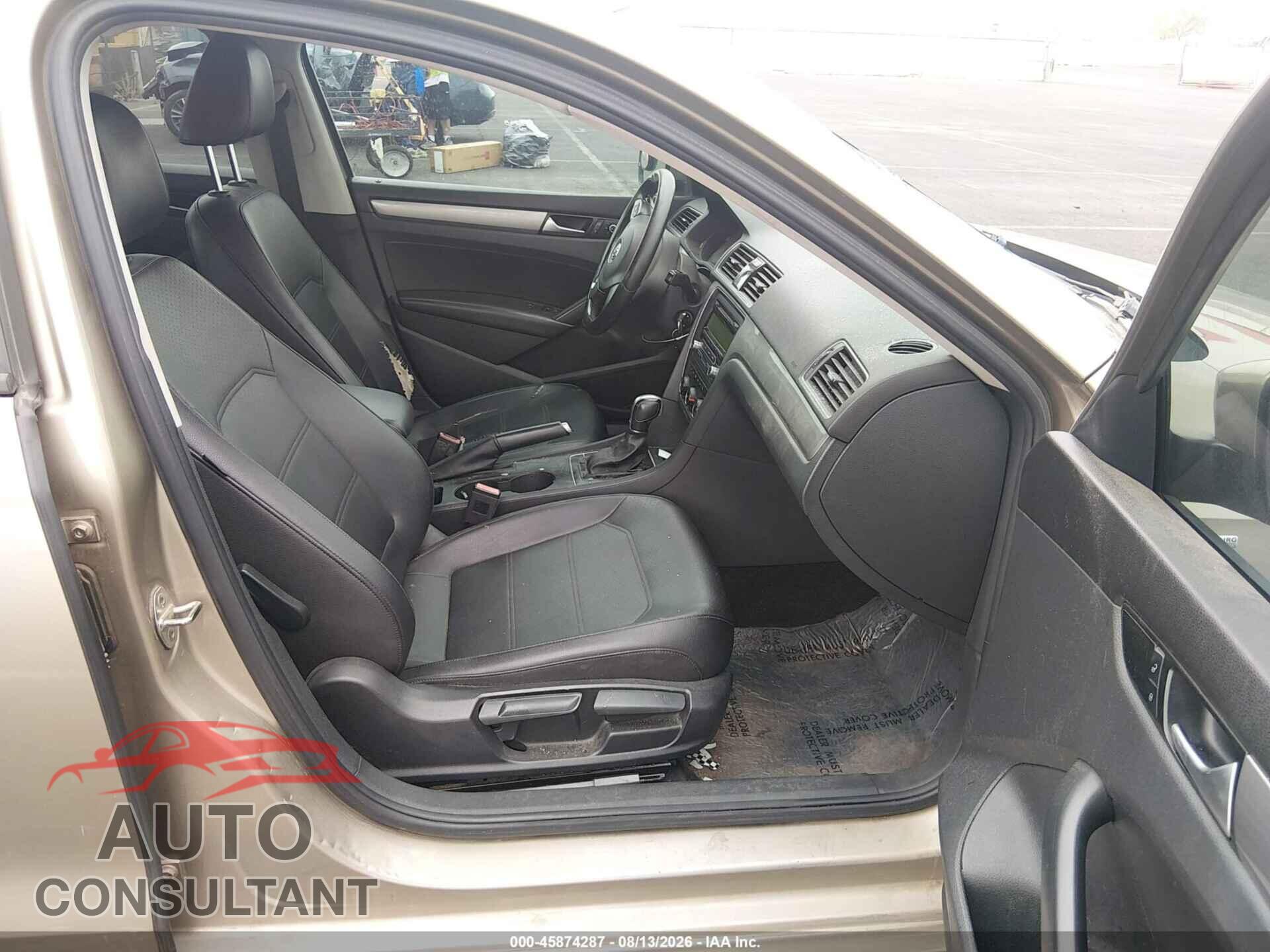 VOLKSWAGEN PASSAT 2015 - 1VWAT7A38FC048346