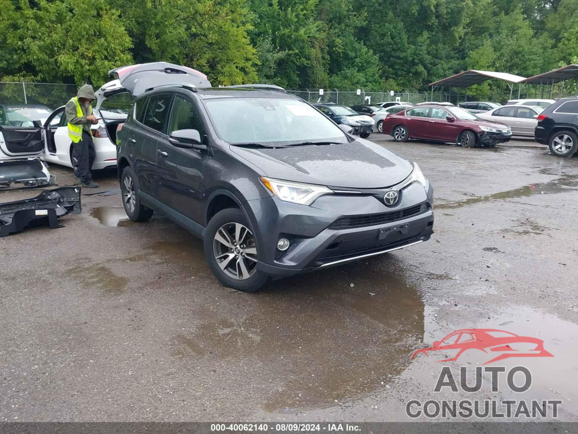 TOYOTA RAV4 2017 - JTMRFREV1HJ142278