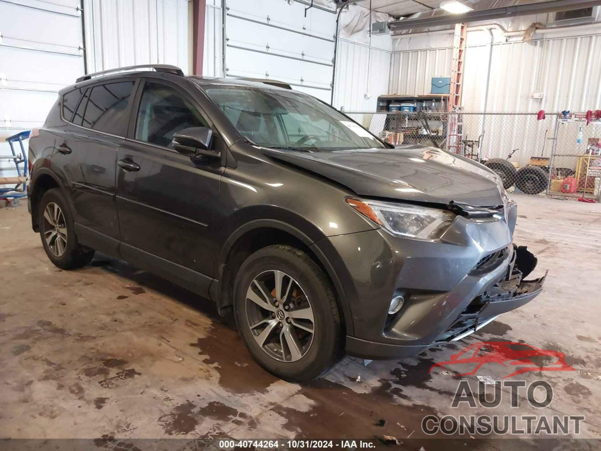 TOYOTA RAV4 2017 - JTMRFREV2HJ137963