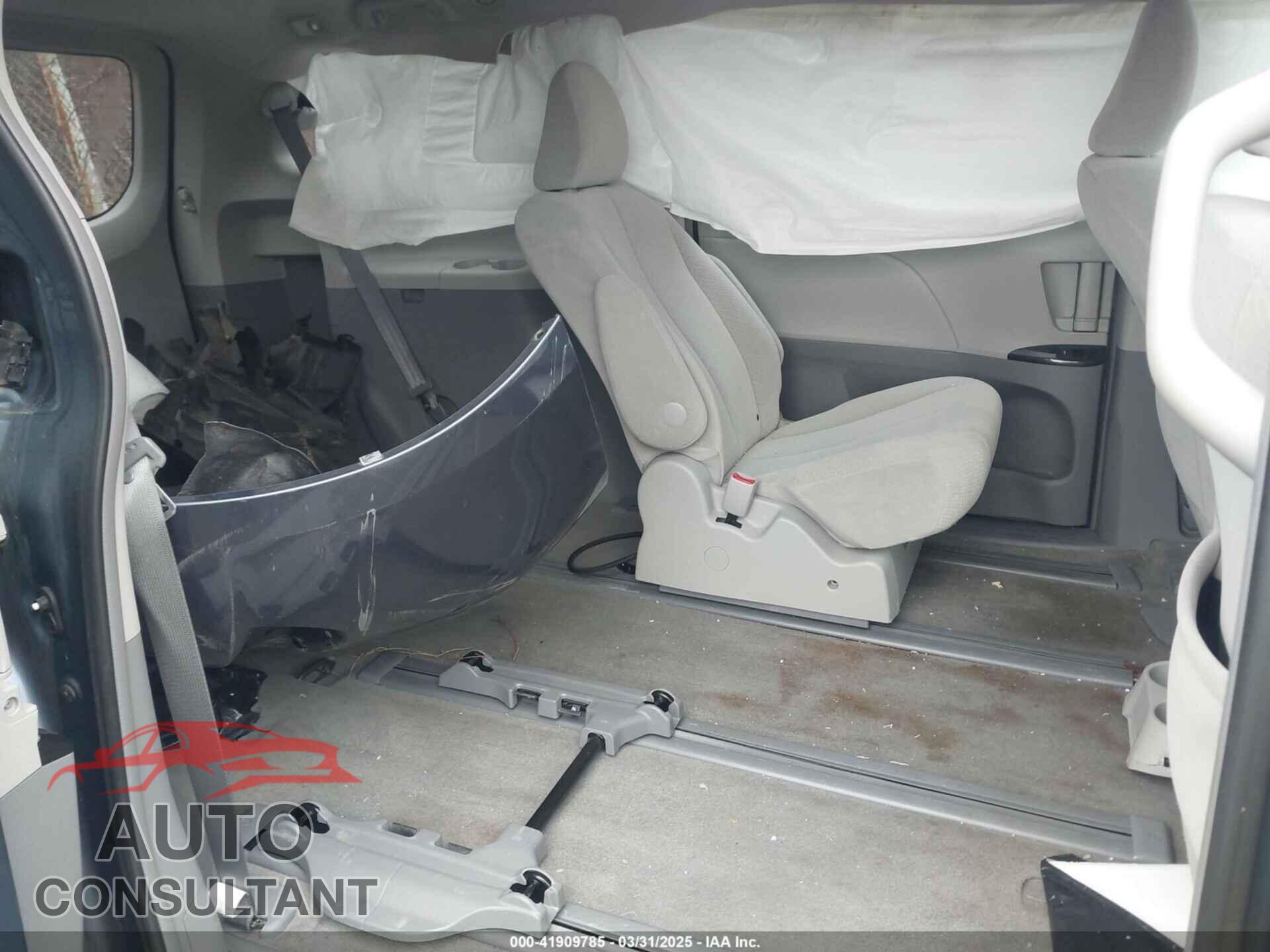 TOYOTA SIENNA 2013 - 5TDJK3DC8DS064035