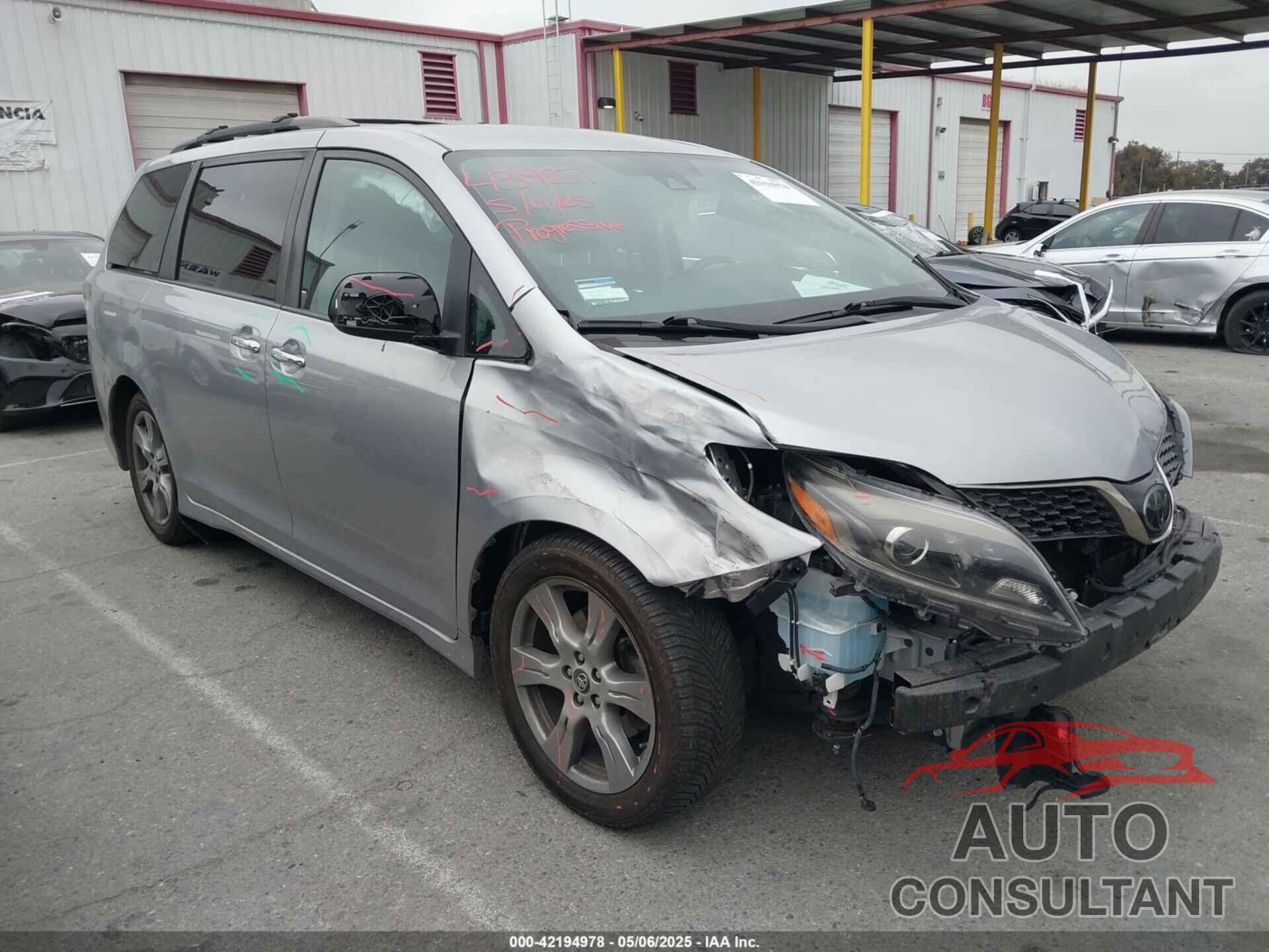 TOYOTA SIENNA 2018 - 5TDXZ3DC0JS949511