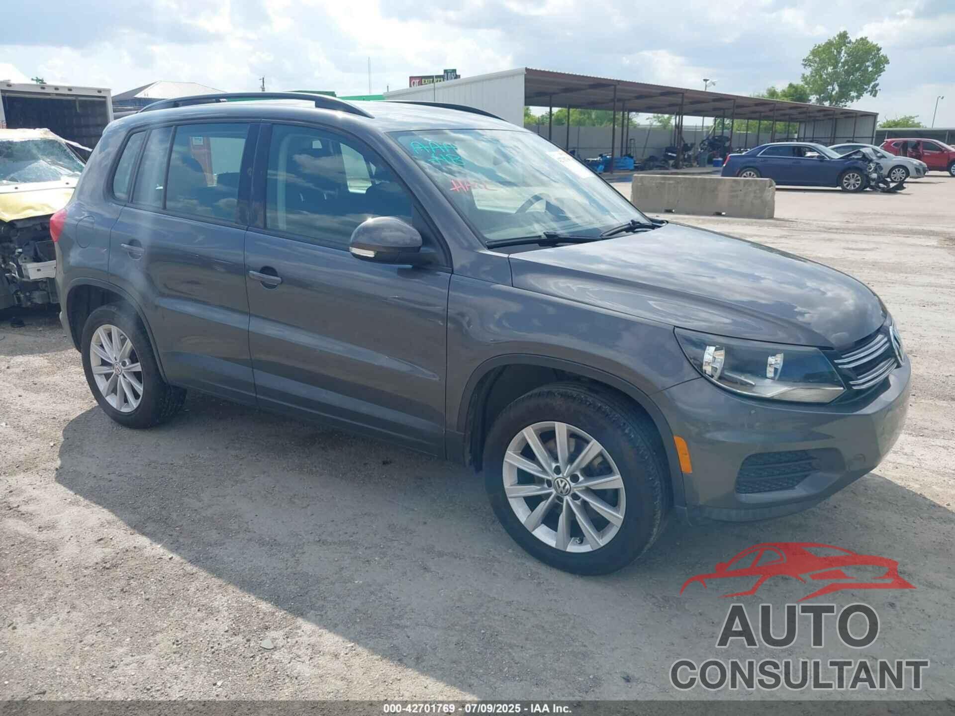 VOLKSWAGEN TIGUAN 2017 - WVGAV7AX0HK048653