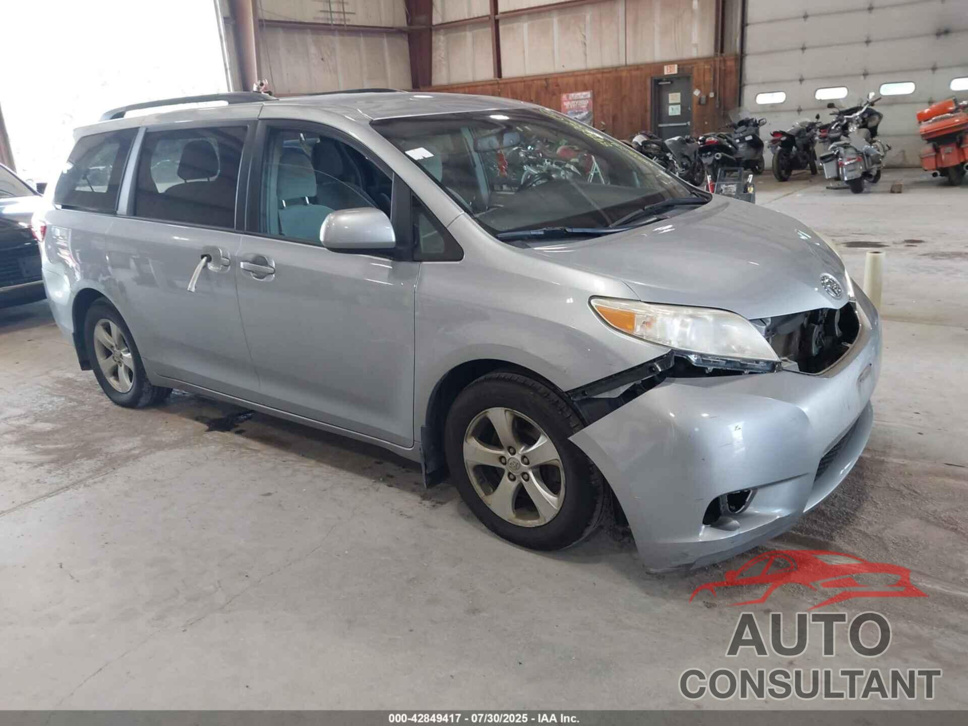 TOYOTA SIENNA 2017 - 5TDKZ3DC1HS872569