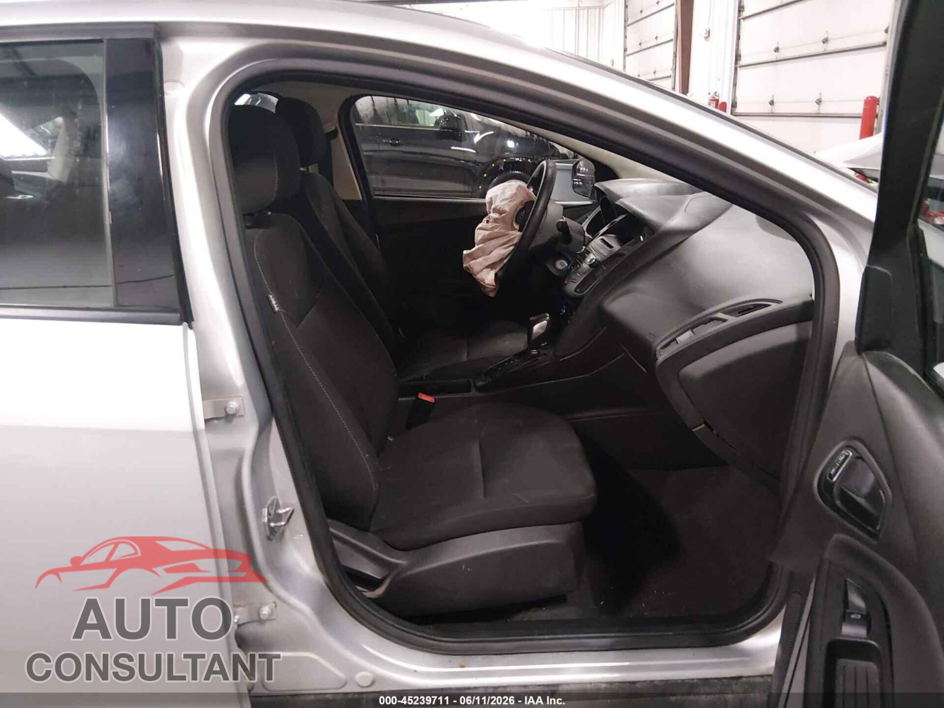FORD FOCUS 2017 - 1FADP3E28HL213237