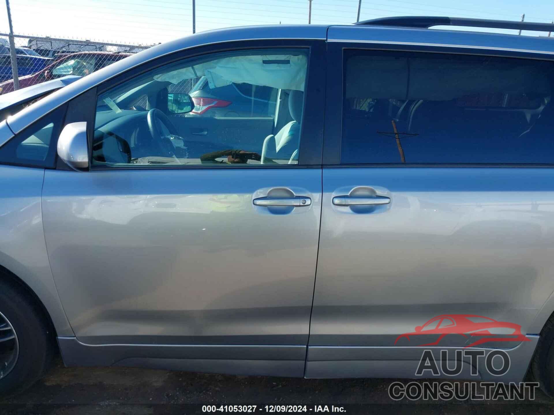 TOYOTA SIENNA 2015 - 5TDKK3DC8FS587613