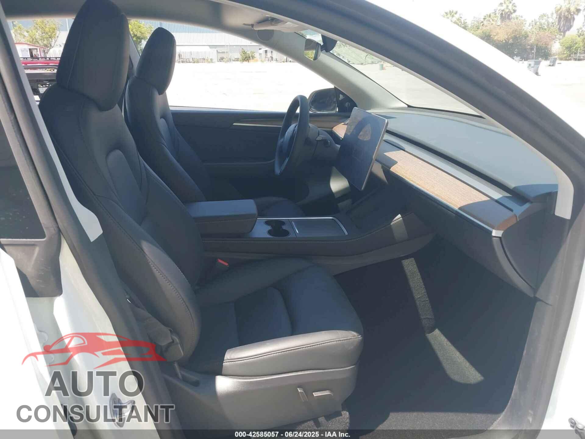 TESLA MODEL Y 2024 - 7SAYGAEE3RF157600