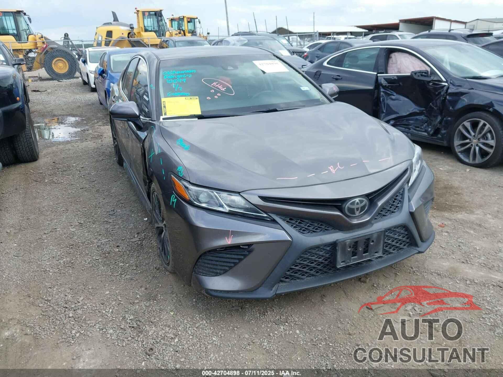 TOYOTA CAMRY 2018 - 4T1B11HK4JU042582