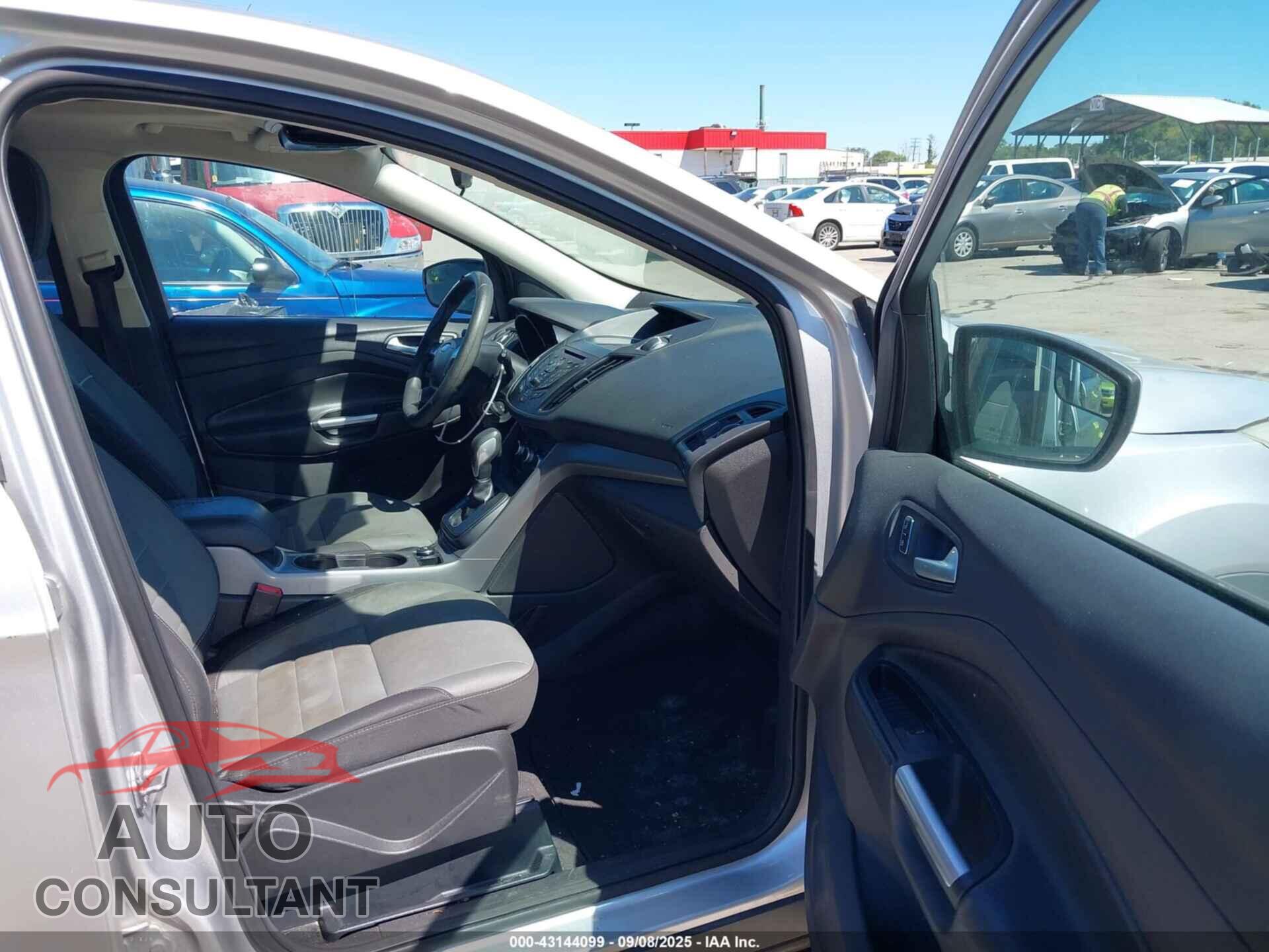 FORD ESCAPE 2015 - 1FMCU9G99FUB50695