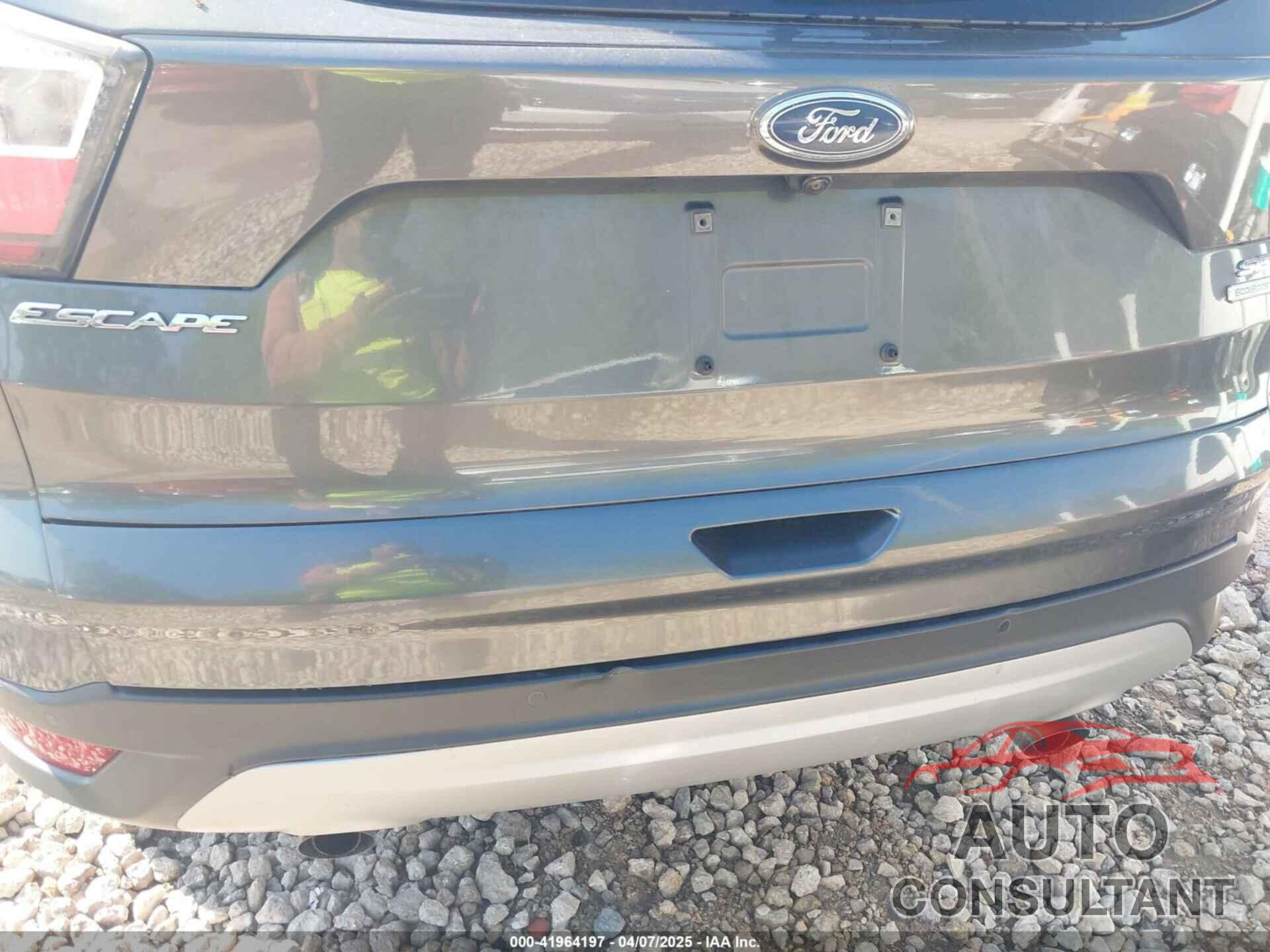 FORD ESCAPE 2017 - 1FMCU0GD7HUA38402