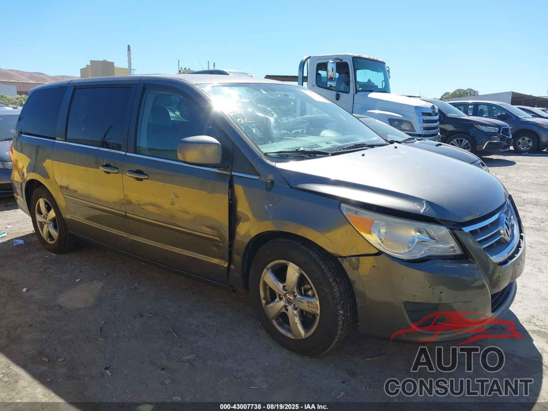 VOLKSWAGEN ROUTAN 2010 - 2V4RW3D1XAR272420